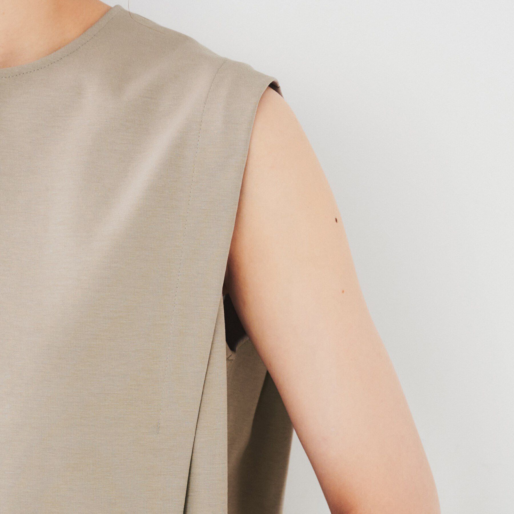 UNTITLED「【二の腕スッキリ/なめらか素材】タックノースリーブ」|Tシャツ・カットソー|