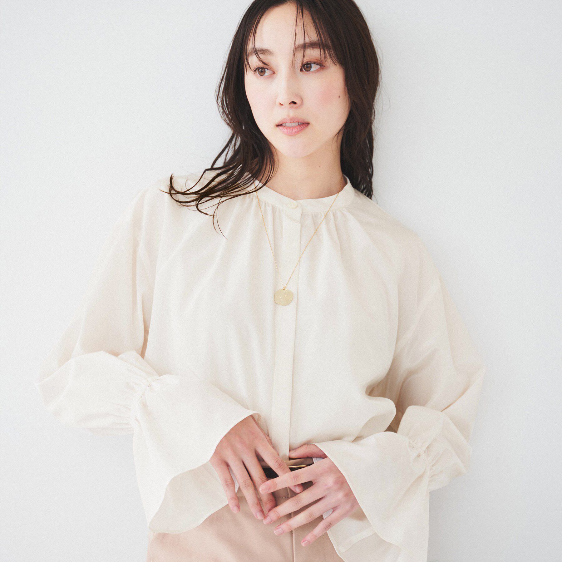 UNTITLED「【光沢感/フリル袖/前開き】バンドカラーギャザーブラウス」|シャツ・ブラウス|オフホワイト(003