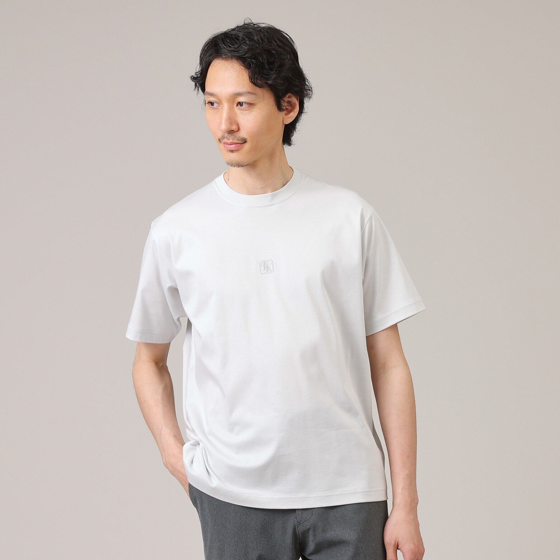 TAKEO KIKUCHI「【刺繍ロゴT】スムース ワンポイント Tシャツ」|Tシャツ・カットソー|ライトグレー(011
