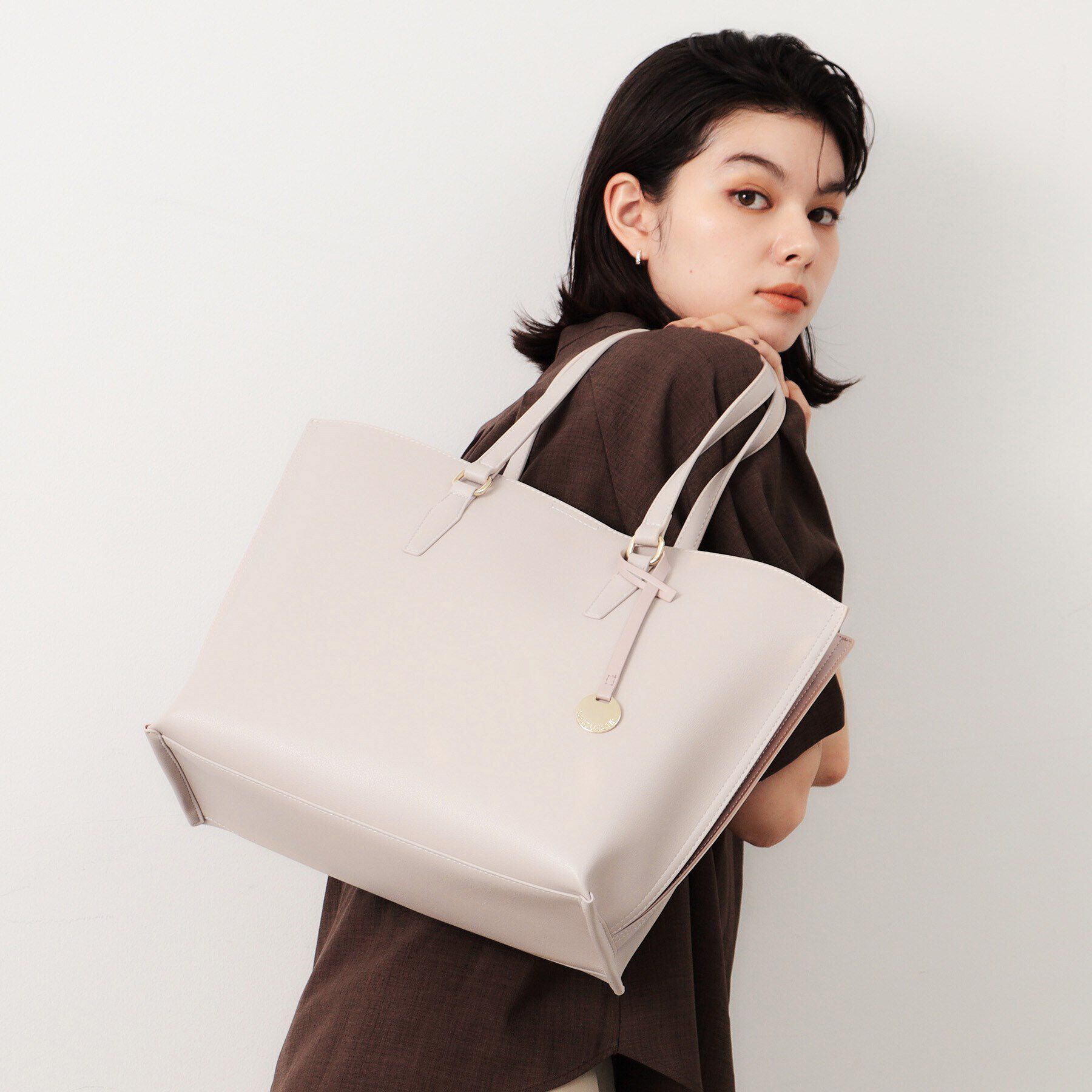 OPAQUE.CLIP「【A4サイズ対応／通勤対応】バイカラースムース合皮トートバッグ」|トートバッグ|