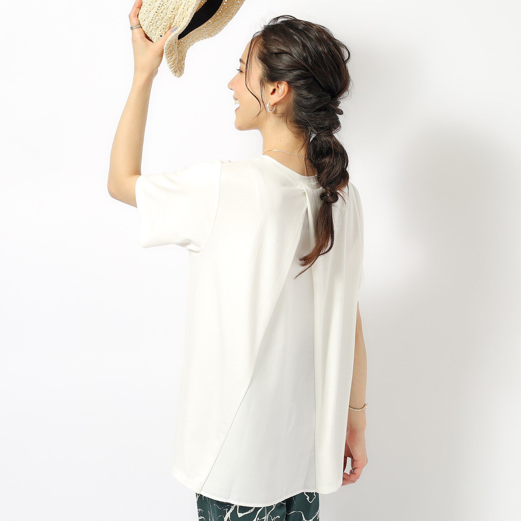 SHOO･LA･RUE「【UV】後ろ姿で魅せる とろみバックデザイントップス」|Tシャツ・カットソー|ホワイト(001)