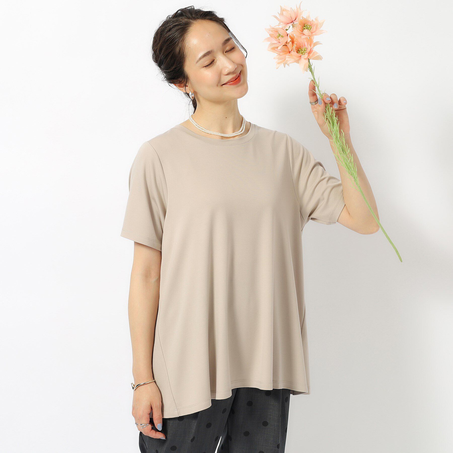 SHOO･LA･RUE「【UV】後ろ姿で魅せる とろみバックデザイントップス」|Tシャツ・カットソー|ベージュ(052)