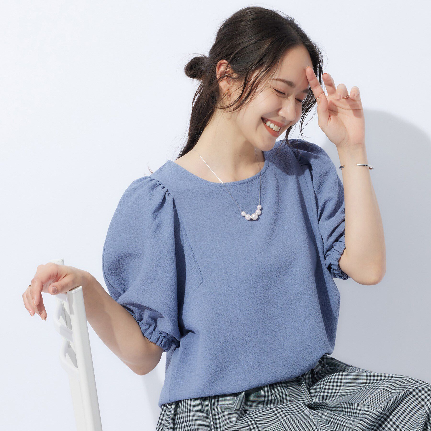 SHOO･LA･RUE「【洗える】1枚で大人可愛く ギャザー袖 しぼしぼブラウス」|シャツ・ブラウス|ブルー(091)