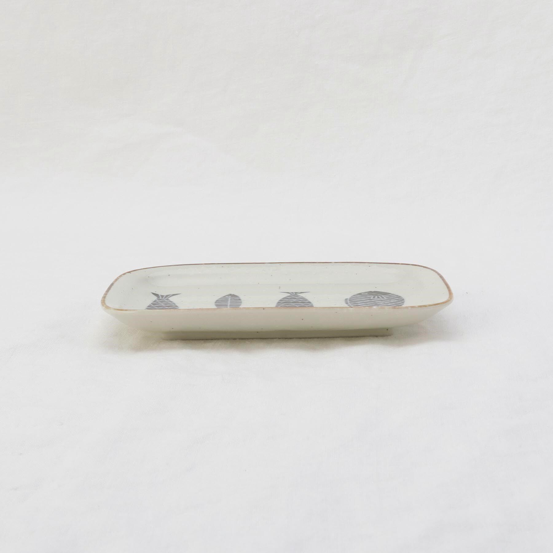 212 KITCHEN STORE「魚器 角小皿 NV」|食器・キッチングッズ|