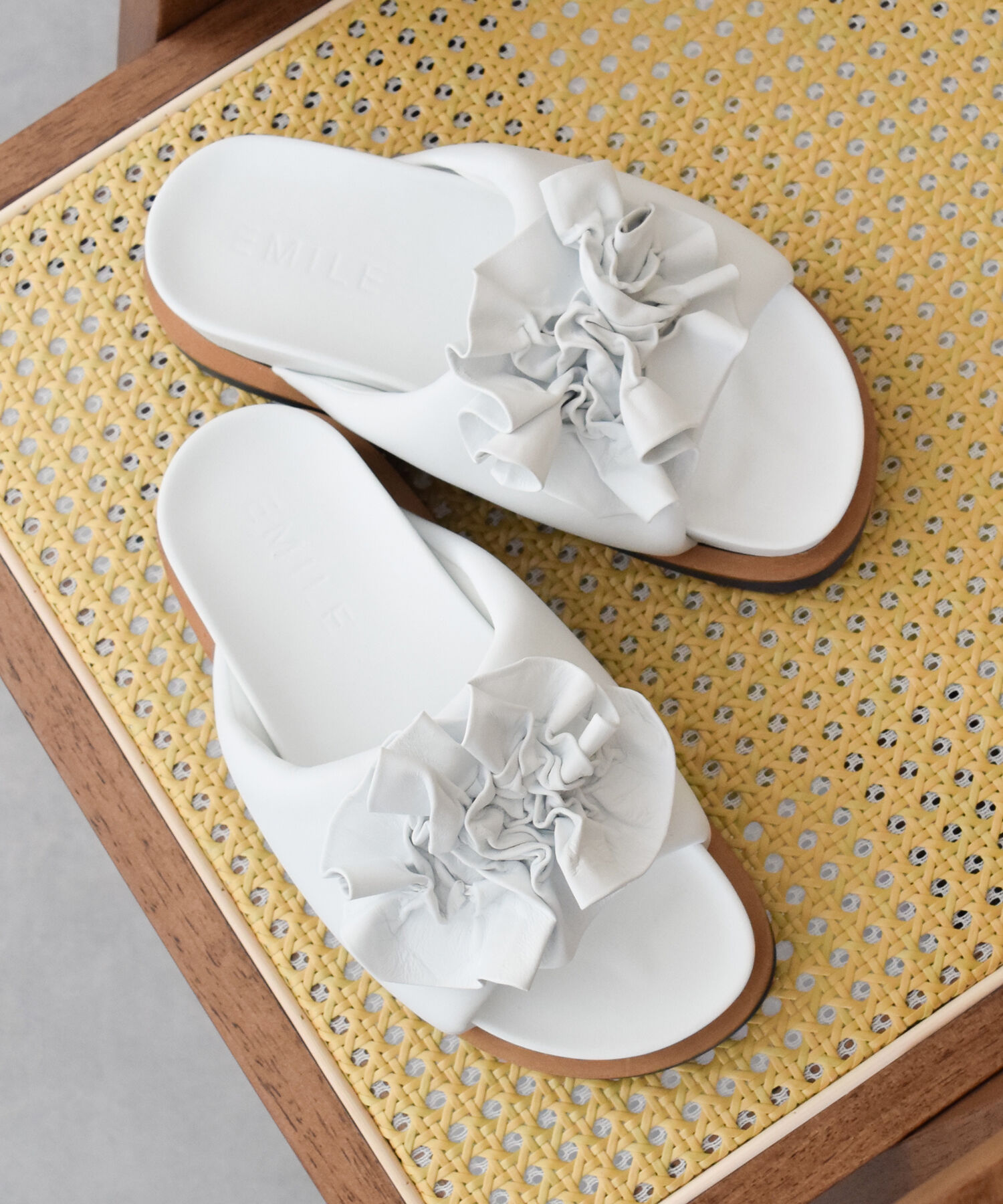 IMPORT SELECT「【EMILE】ビッグコサージュフットベッドサンダル(E52107)」|サンダル|WH