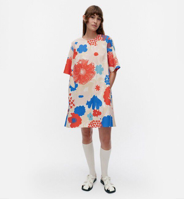 Marimekko「【一部店舗・オンラインストア限定】Kukkiva Suvikimppu ワンピース」|ワンピース|ﾌﾞﾙｰ&times;ﾚｯﾄﾞ&times;ﾋﾟｰﾁ