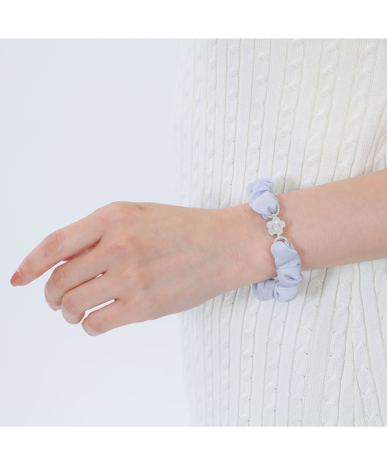 MARY QUANT「デイジーメタルブレス シュシュ」|ヘアゴム・シュシュ|ブルー