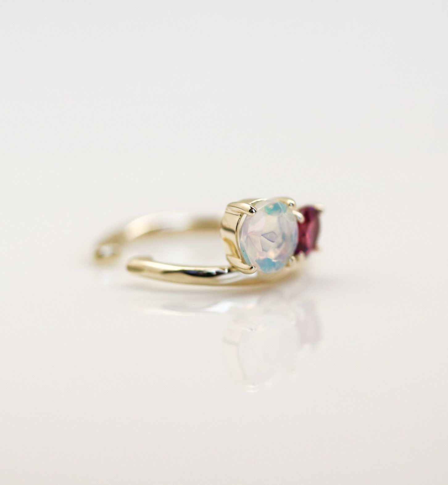  「カラーストーン シリウス イヤーカフ | K10YG 【片耳用】〈レッド〉」|イヤーカフ|