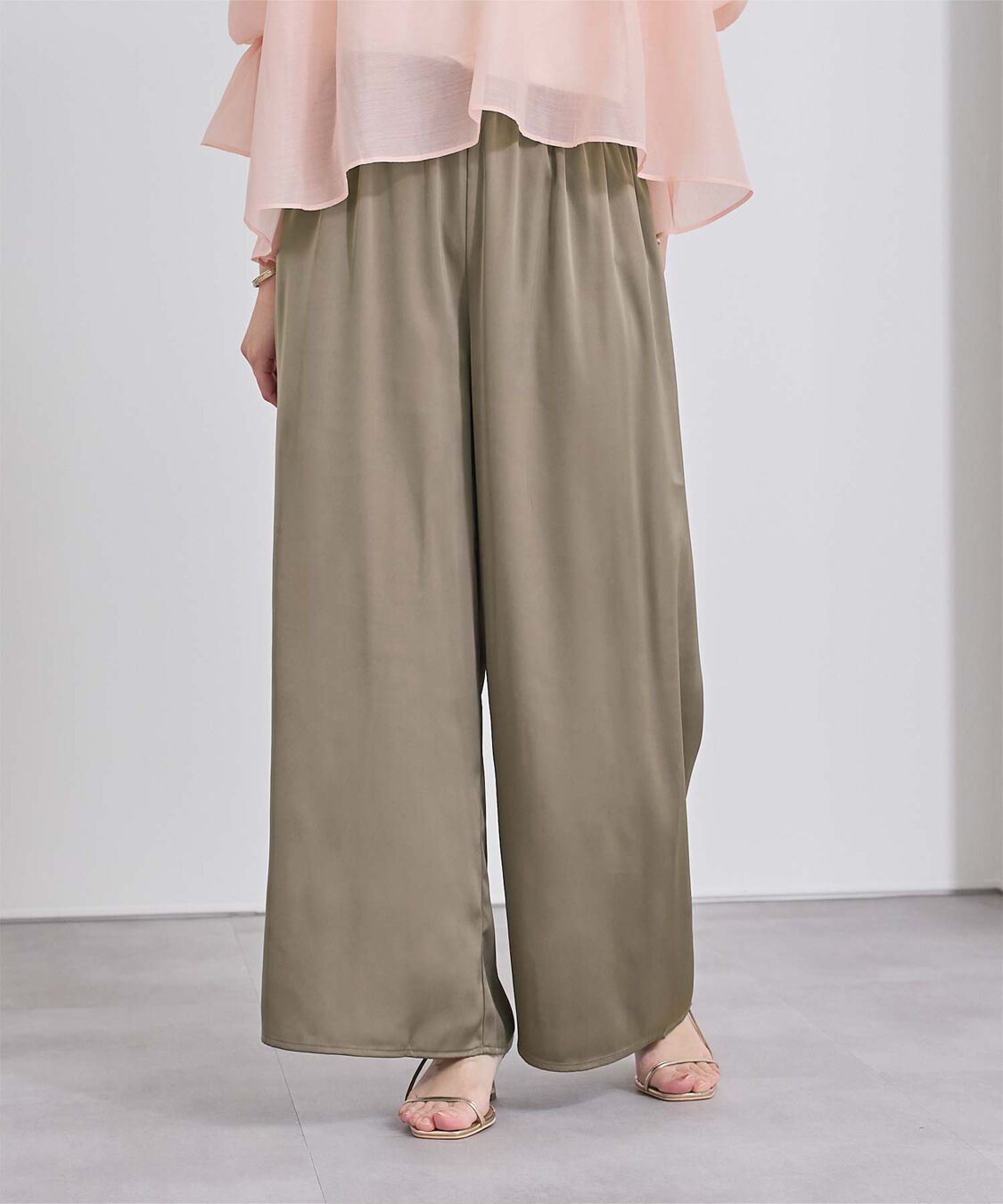 ur's「サテンイージードレープパンツ」|スラックス|カーキ