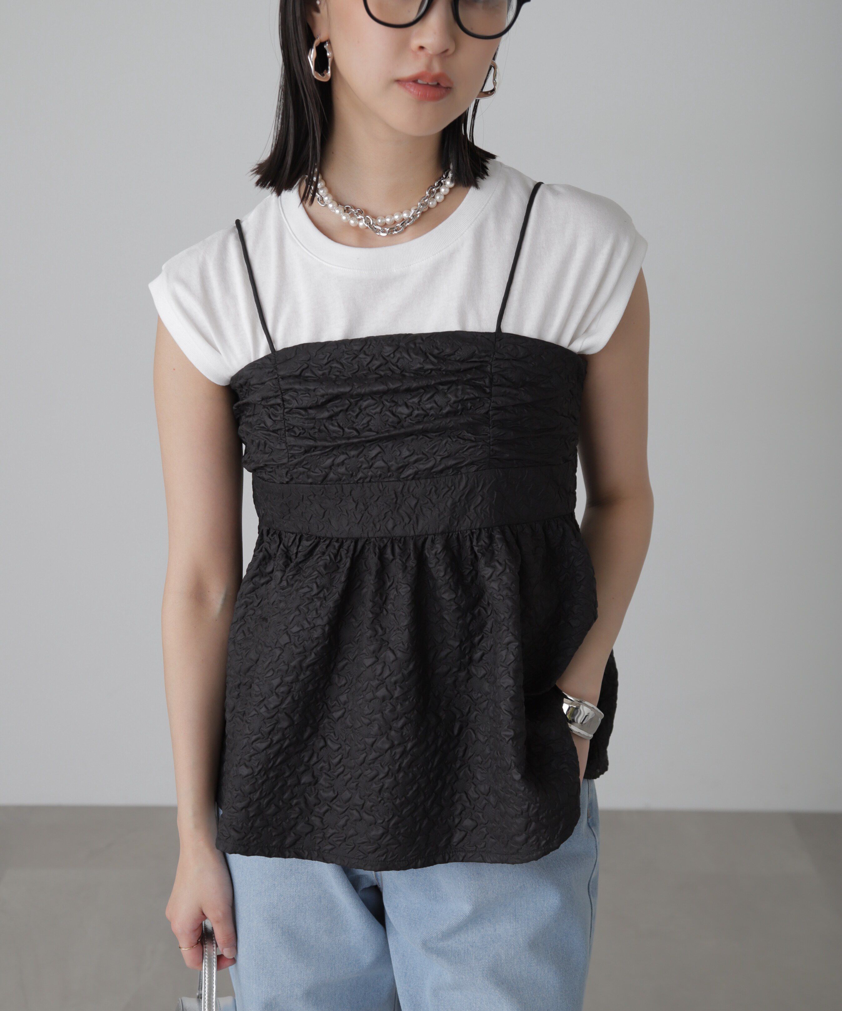  「エンボスシャーリングキャミソール」|シャツ・ブラウス|ブラック