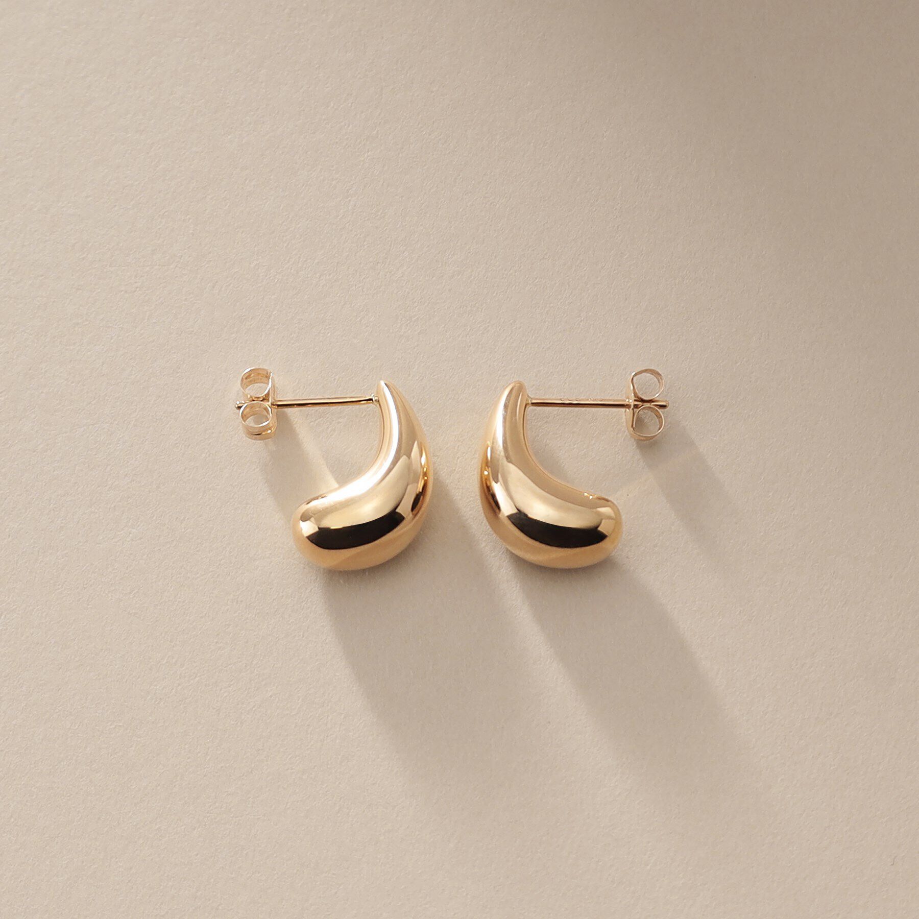 COCOSHNIK「K10中空ドロップカーブ スタッドピアス」|ピアス|