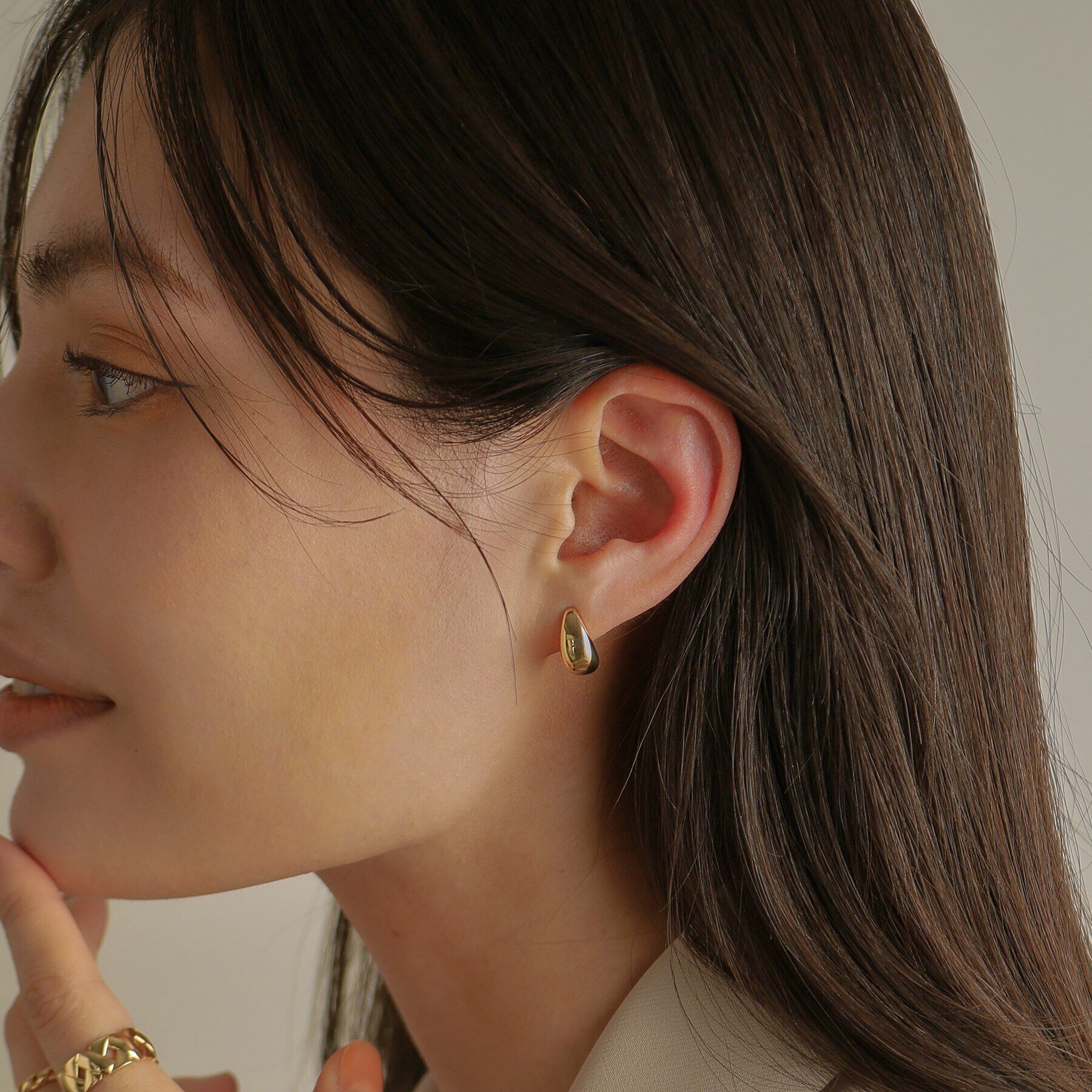 COCOSHNIK「K10中空ドロップカーブ スタッドピアス」|ピアス|