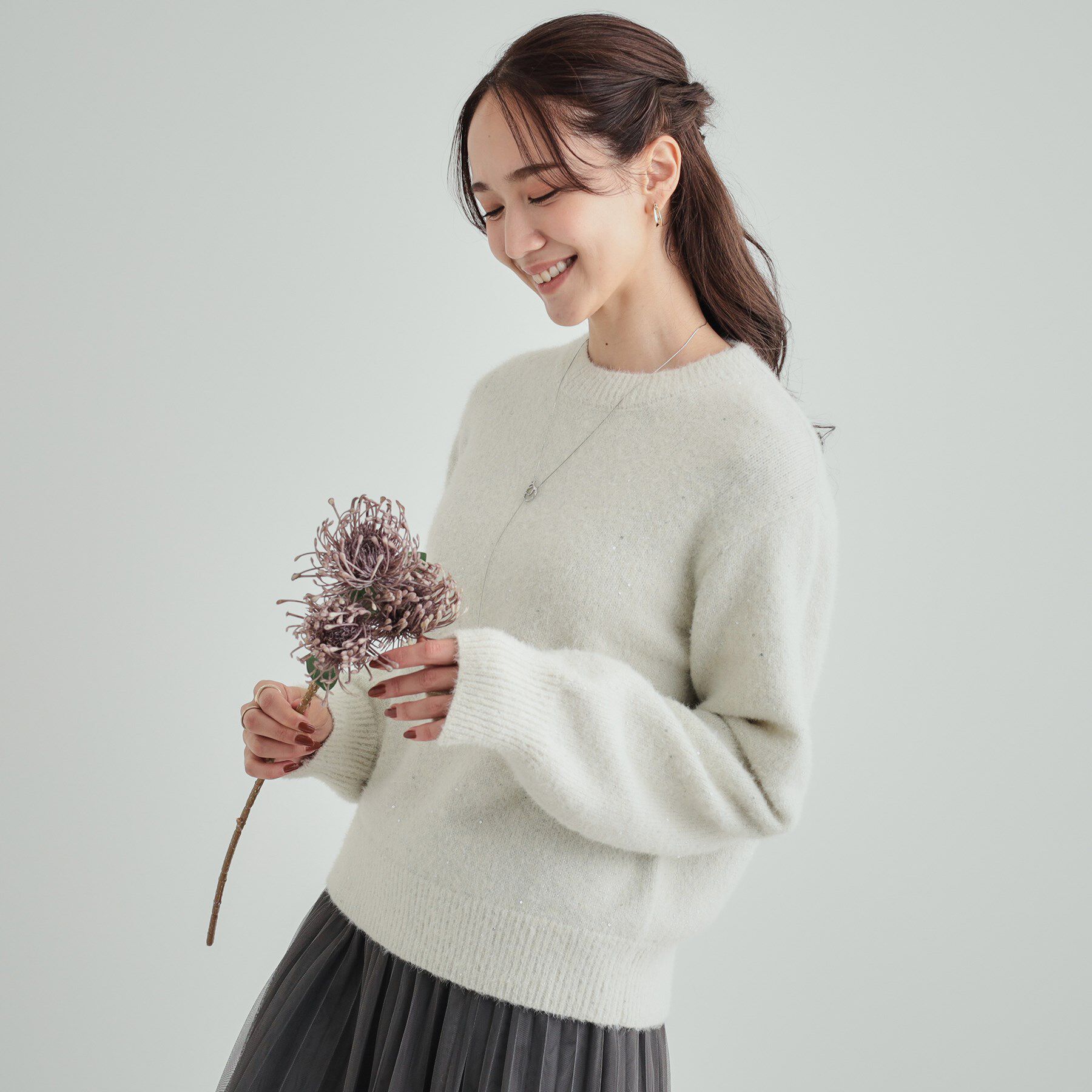SHOO･LA･RUE「【高レビュー/S-LL】上品にキラリと華やぐ スパンコール フェザーニット」|ニット・セーター|アイボリー(004)
