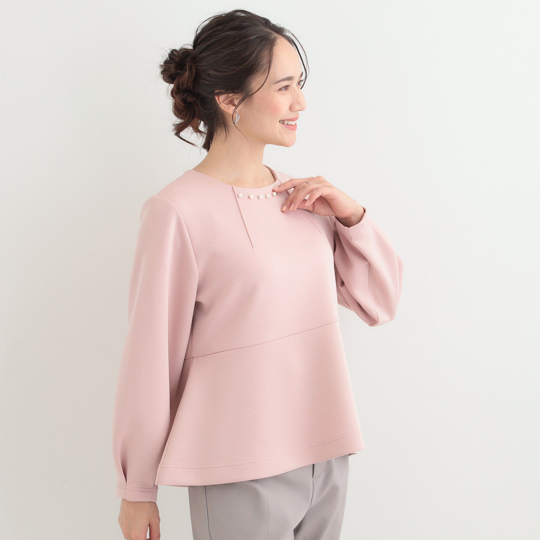 SHOO･LA･RUE「【S-LL/なめらかタッチ】 フェイクパール付きペプラムトップス」|Tシャツ・カットソー|