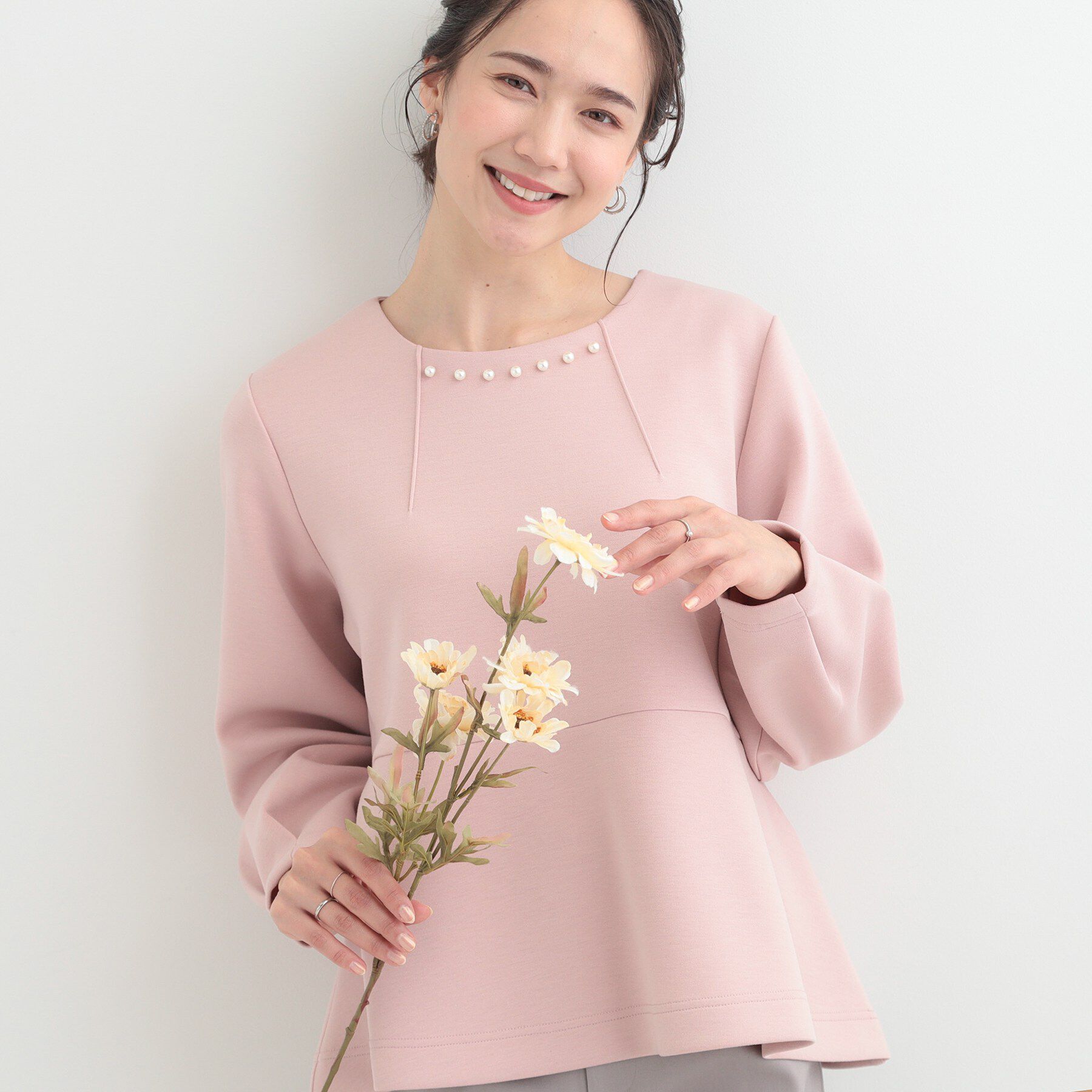SHOO･LA･RUE「【S-LL/なめらかタッチ】 フェイクパール付きペプラムトップス」|Tシャツ・カットソー|ライトピンク(070