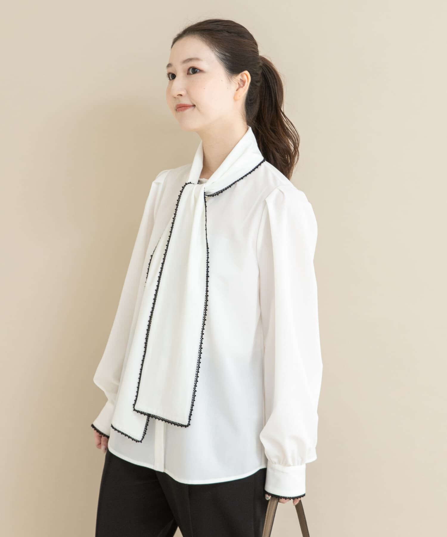 URBAN RESEARCH ROSSO「『WEB/一部店舗限定』トリミングボウタイブラウス」|シャツ・ブラウス|