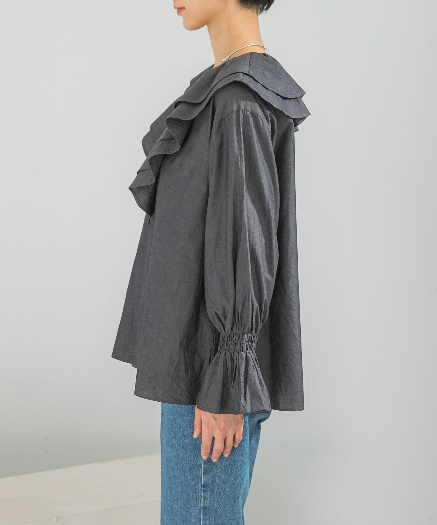 URBAN RESEARCH ROSSO「Vネックラッフルシアーデニムブラウス」|シャツ・ブラウス|