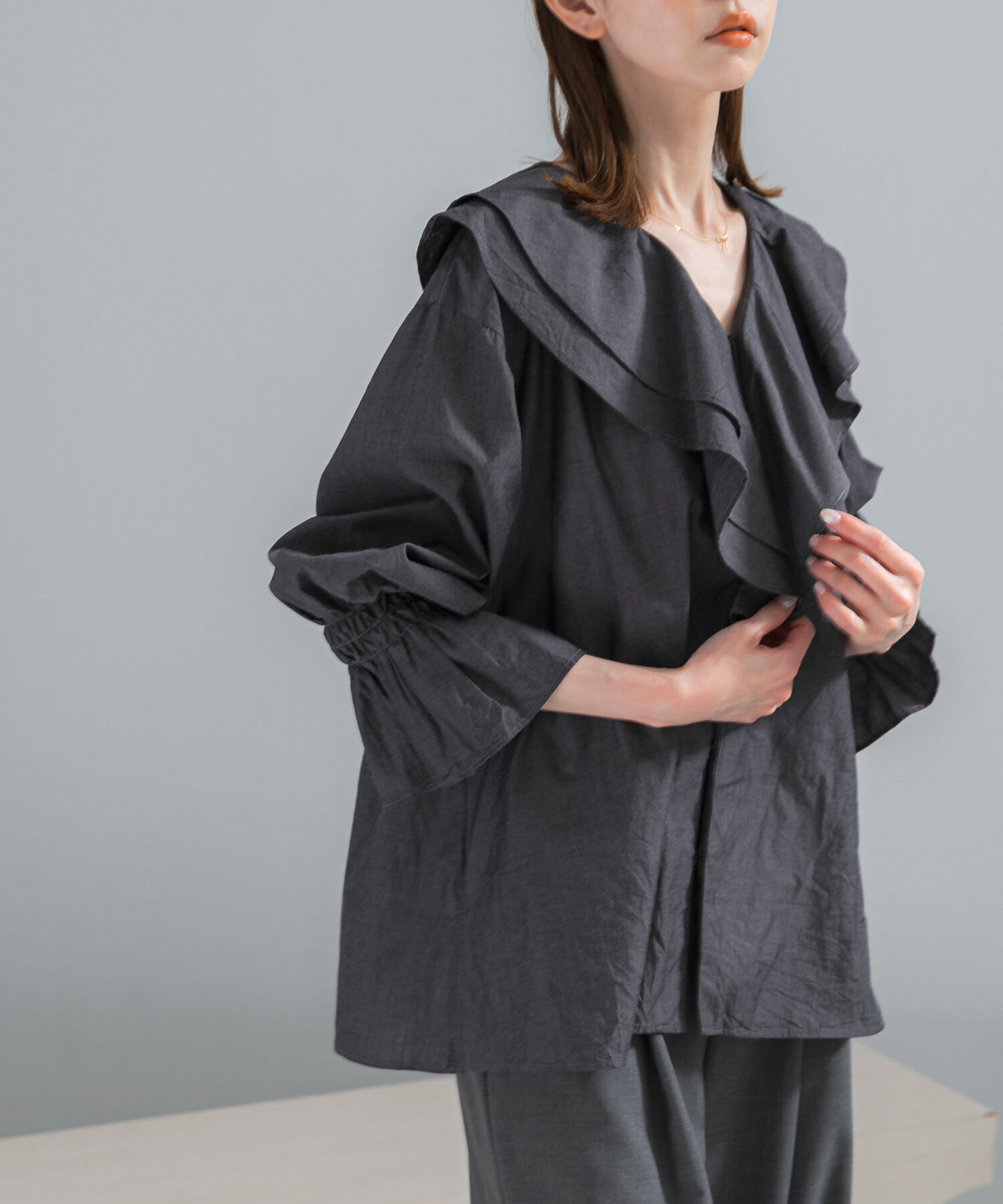 URBAN RESEARCH ROSSO「Vネックラッフルシアーデニムブラウス」|シャツ・ブラウス|