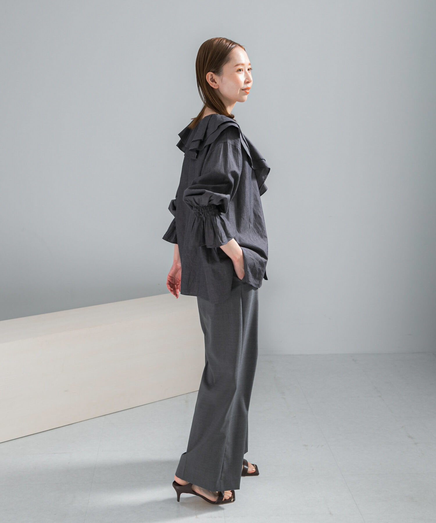 URBAN RESEARCH ROSSO「Vネックラッフルシアーデニムブラウス」|シャツ・ブラウス|