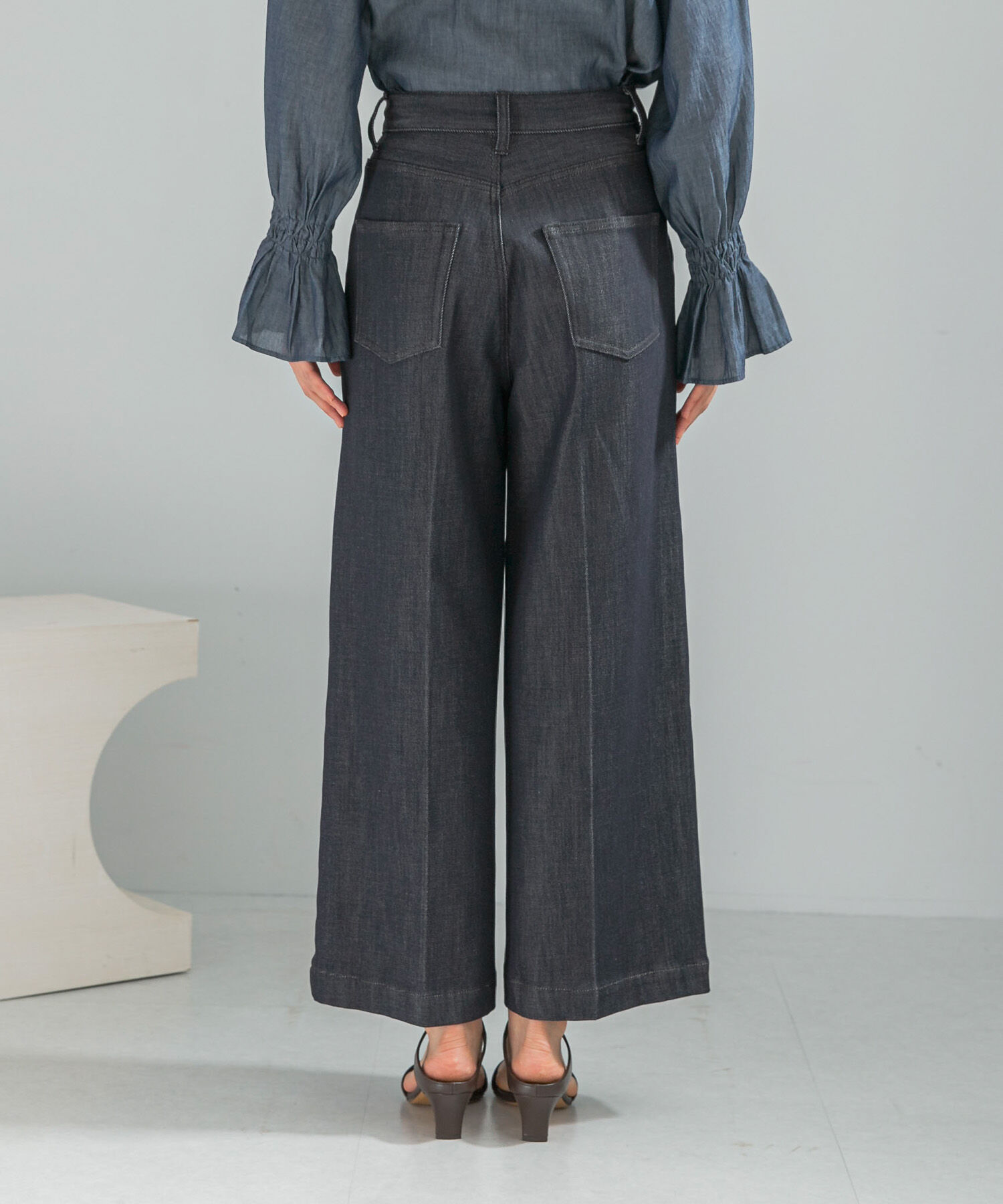 URBAN RESEARCH ROSSO「ピンタックストレッチワイドデニムパンツ」|デニム|