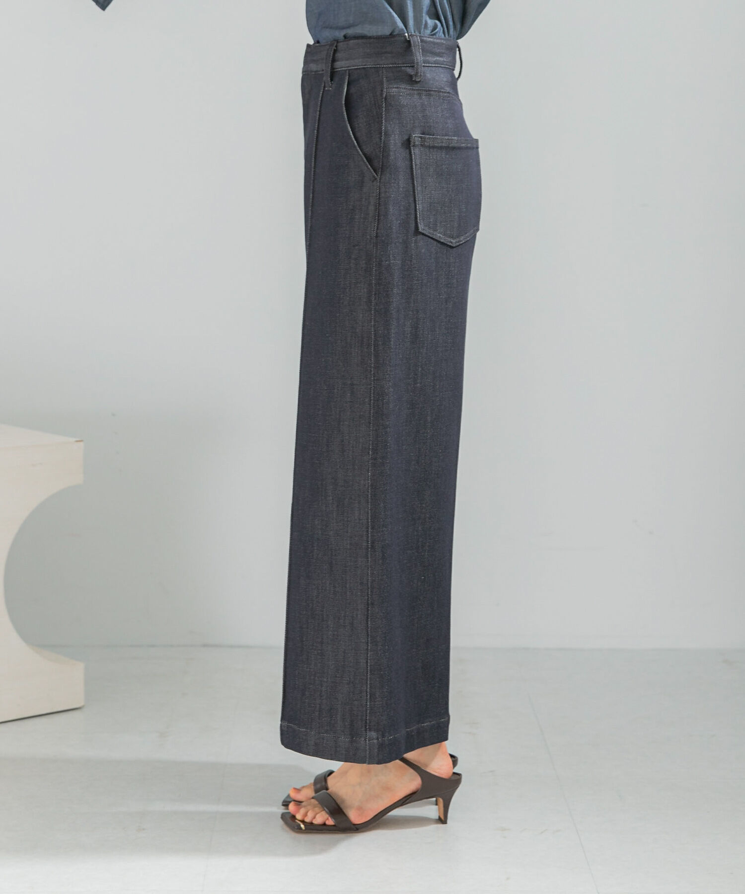 URBAN RESEARCH ROSSO「ピンタックストレッチワイドデニムパンツ」|デニム|