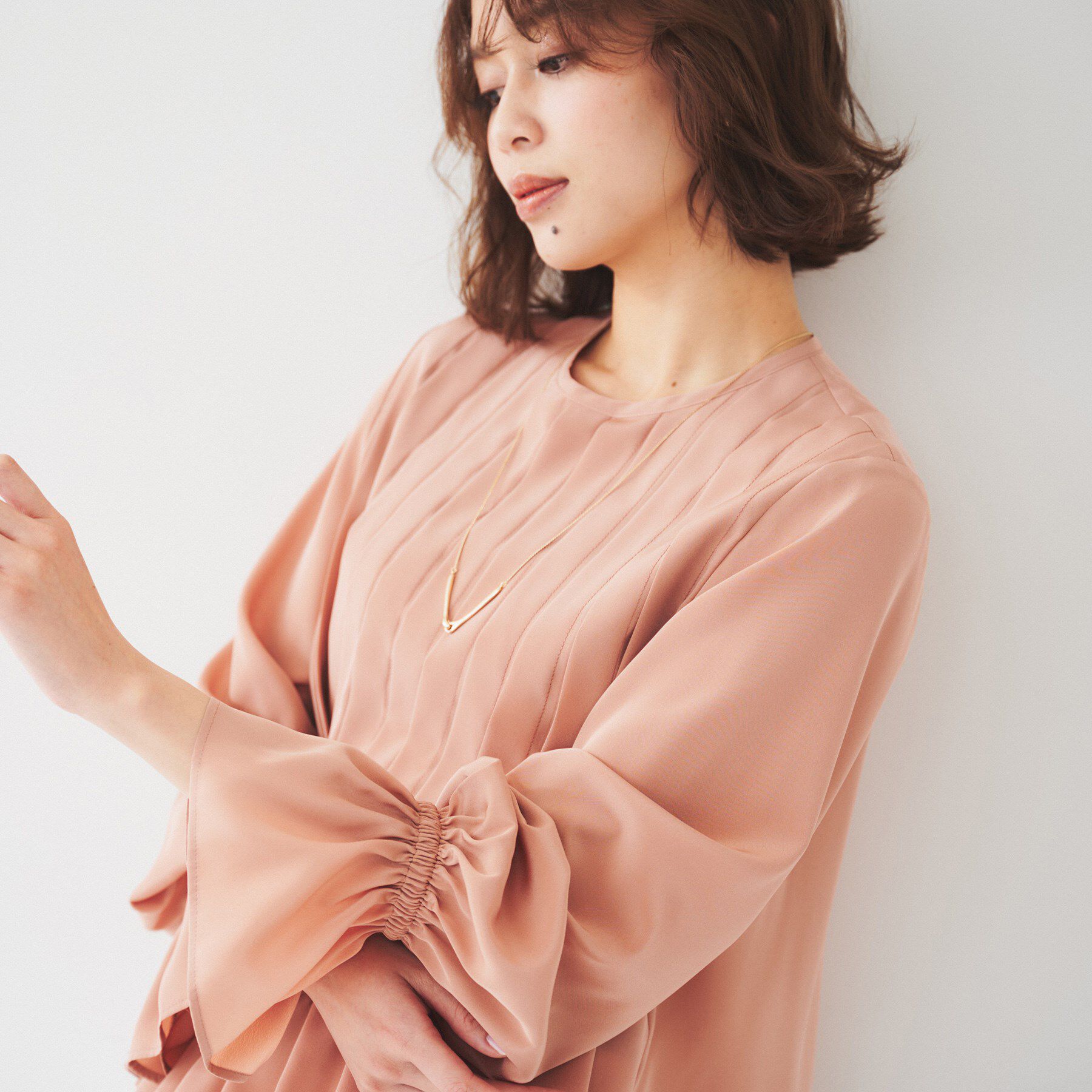 UNTITLED「【光沢/オンオフ使える】フロントタックブラウス」|シャツ・ブラウス|