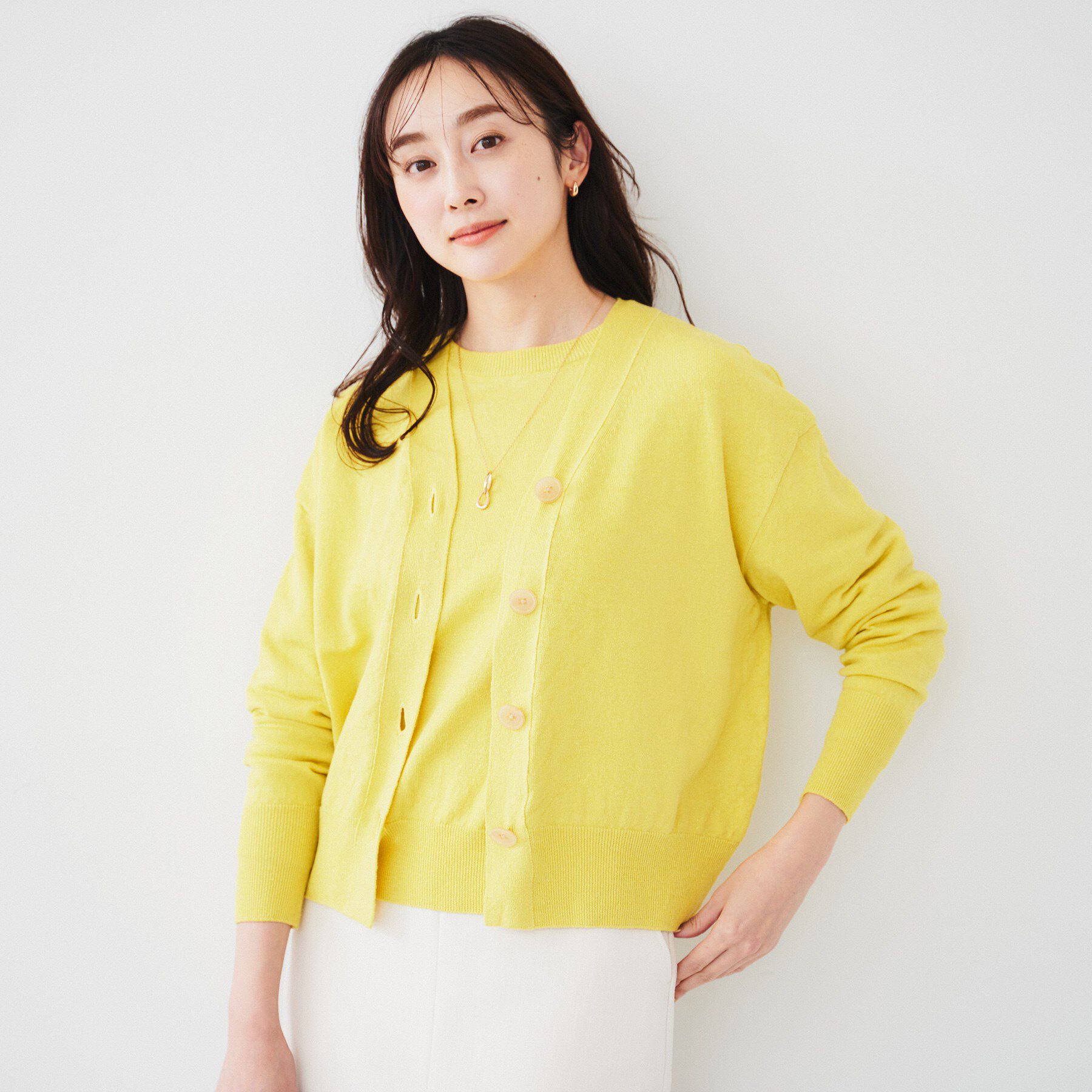 UNTITLED「【アンサンブル可能/手洗い可】リネン混ベーシックカーディガン」|カーディガン|イエロー(031)