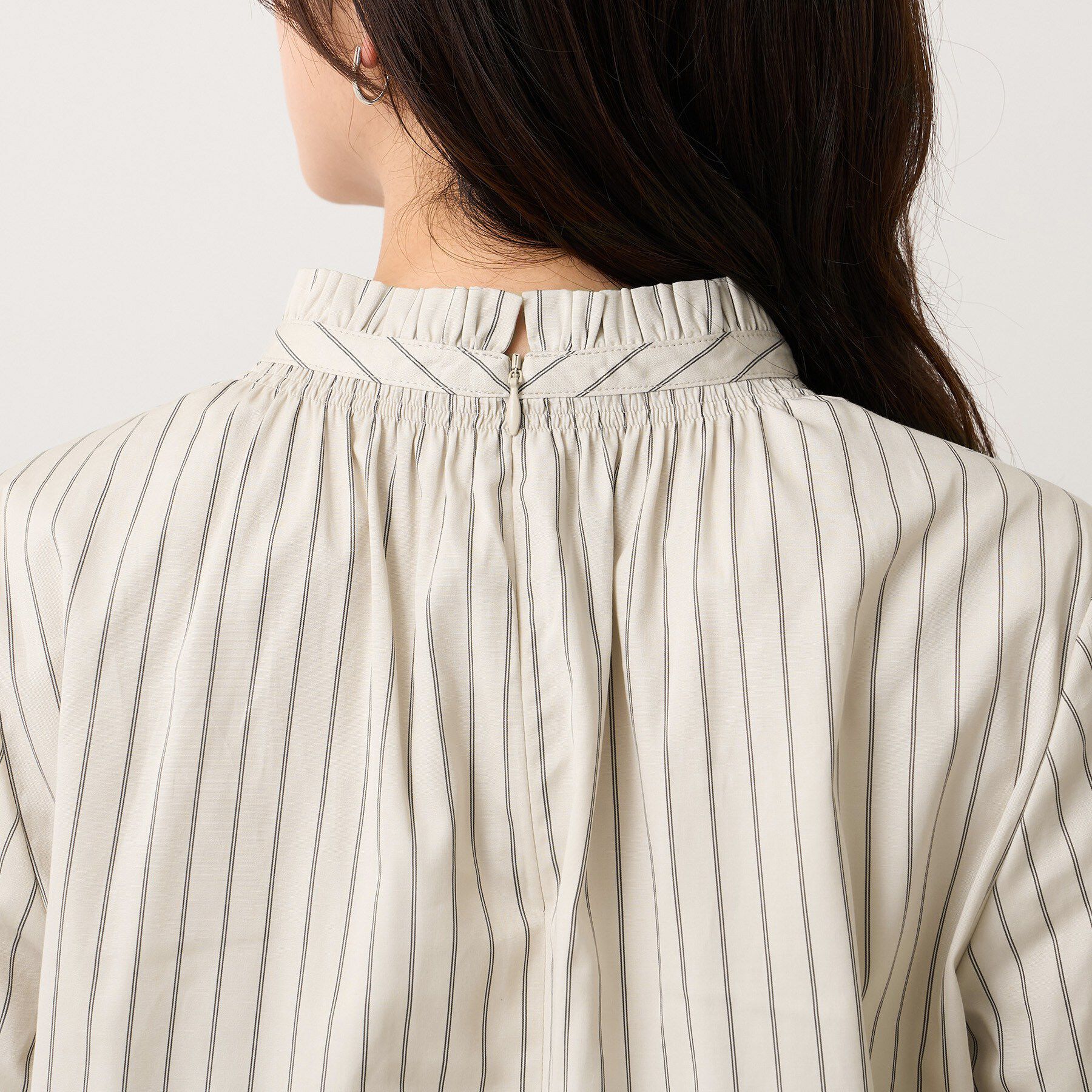 UNTITLED「【コットン100/洗える】シャーリングフリルネックブラウス」|シャツ・ブラウス|