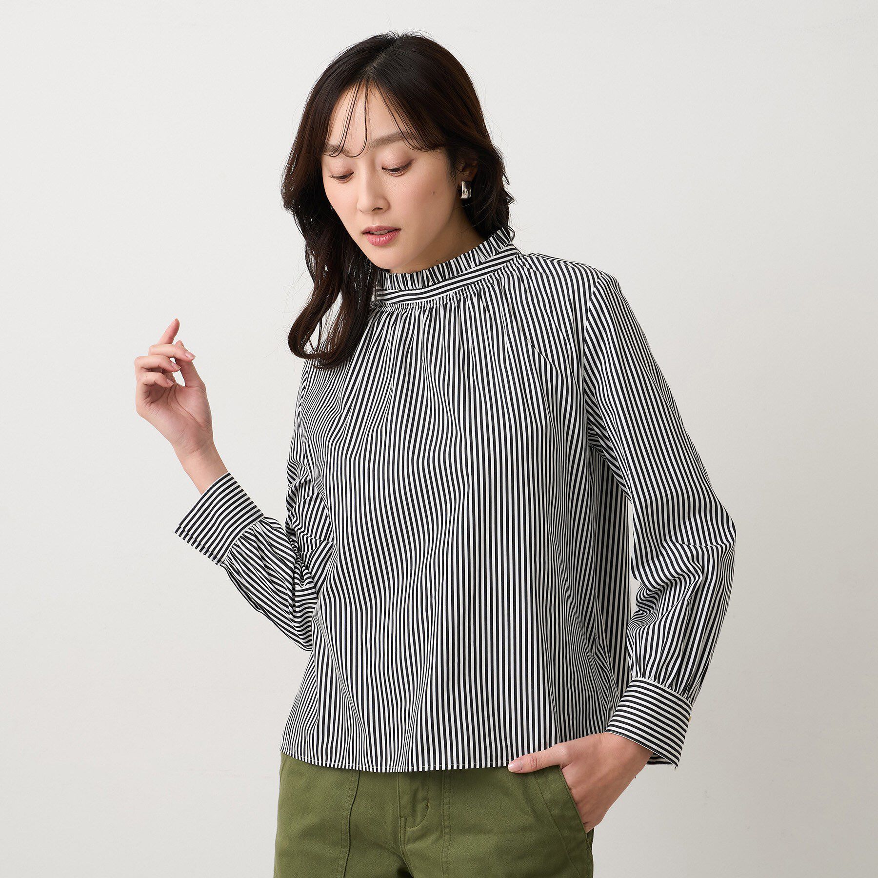 UNTITLED「【コットン100/洗える】シャーリングフリルネックブラウス」|シャツ・ブラウス|ブラック(319)