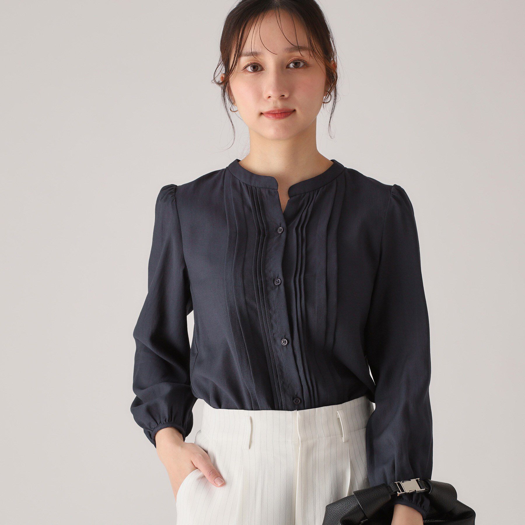 COUP DE CHANCE「【洗える／シアー素材】タックデザインブラウス」|シャツ・ブラウス|ネイビー(094)