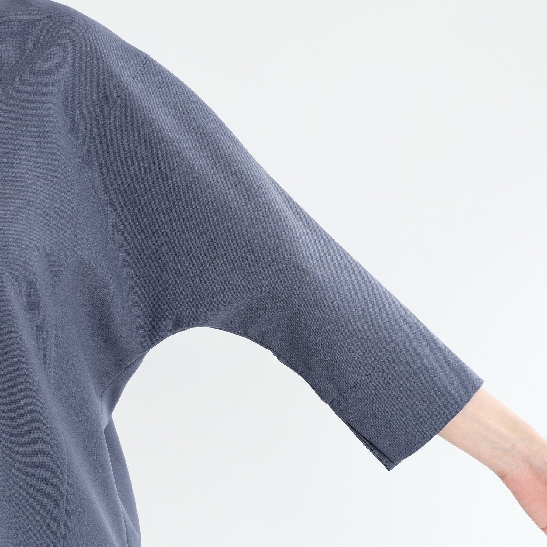 Reflect「【マシンウォッシュ可／セットアップ可能】ドルマンスリーブVネックブラウス」|シャツ・ブラウス|