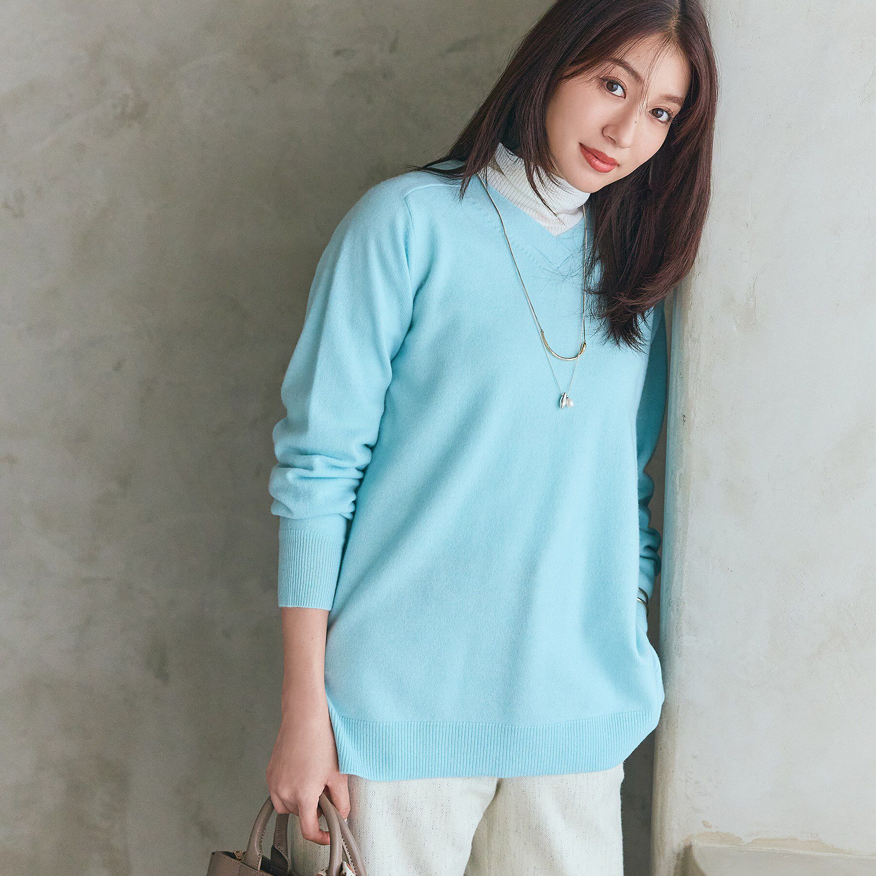 INDIVI「【洗える／チュニック丈／カシミヤ混】スリットデザインVネックニット」|ニット・セーター|サックスブルー(09