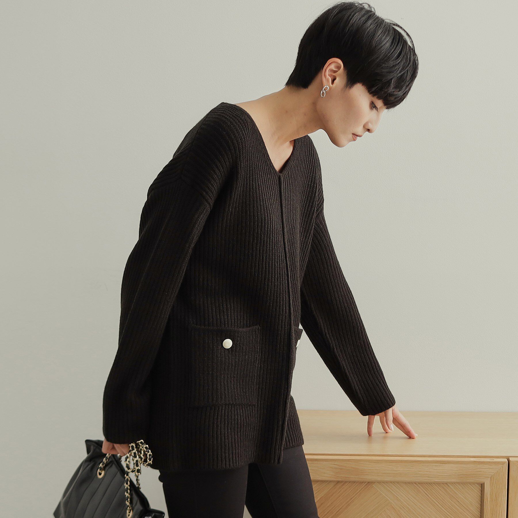 OPAQUE.CLIP「金ボタン付ポケットVネックニット【洗濯機洗い可】」|ニット・セーター|