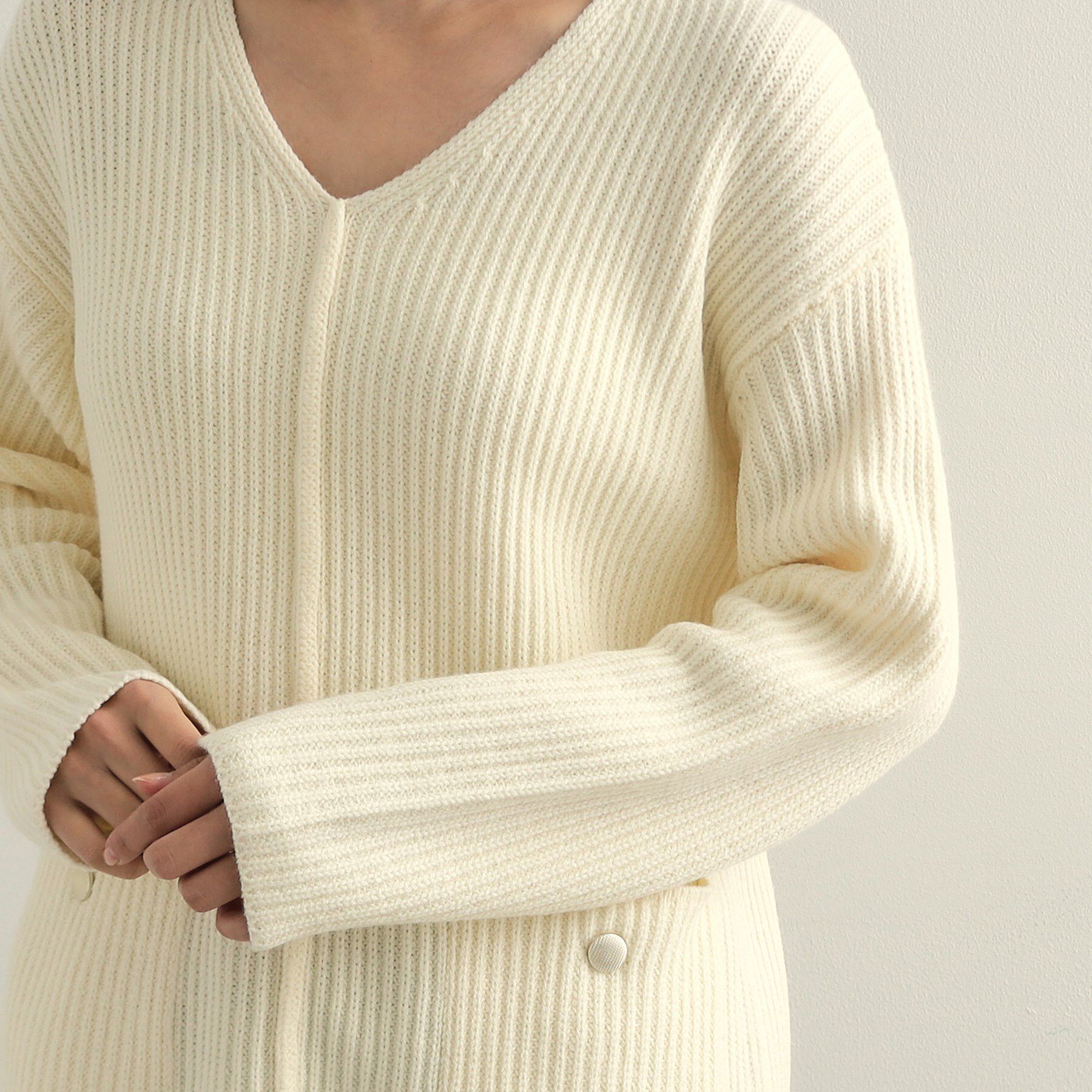 OPAQUE.CLIP「金ボタン付ポケットVネックニット【洗濯機洗い可】」|ニット・セーター|