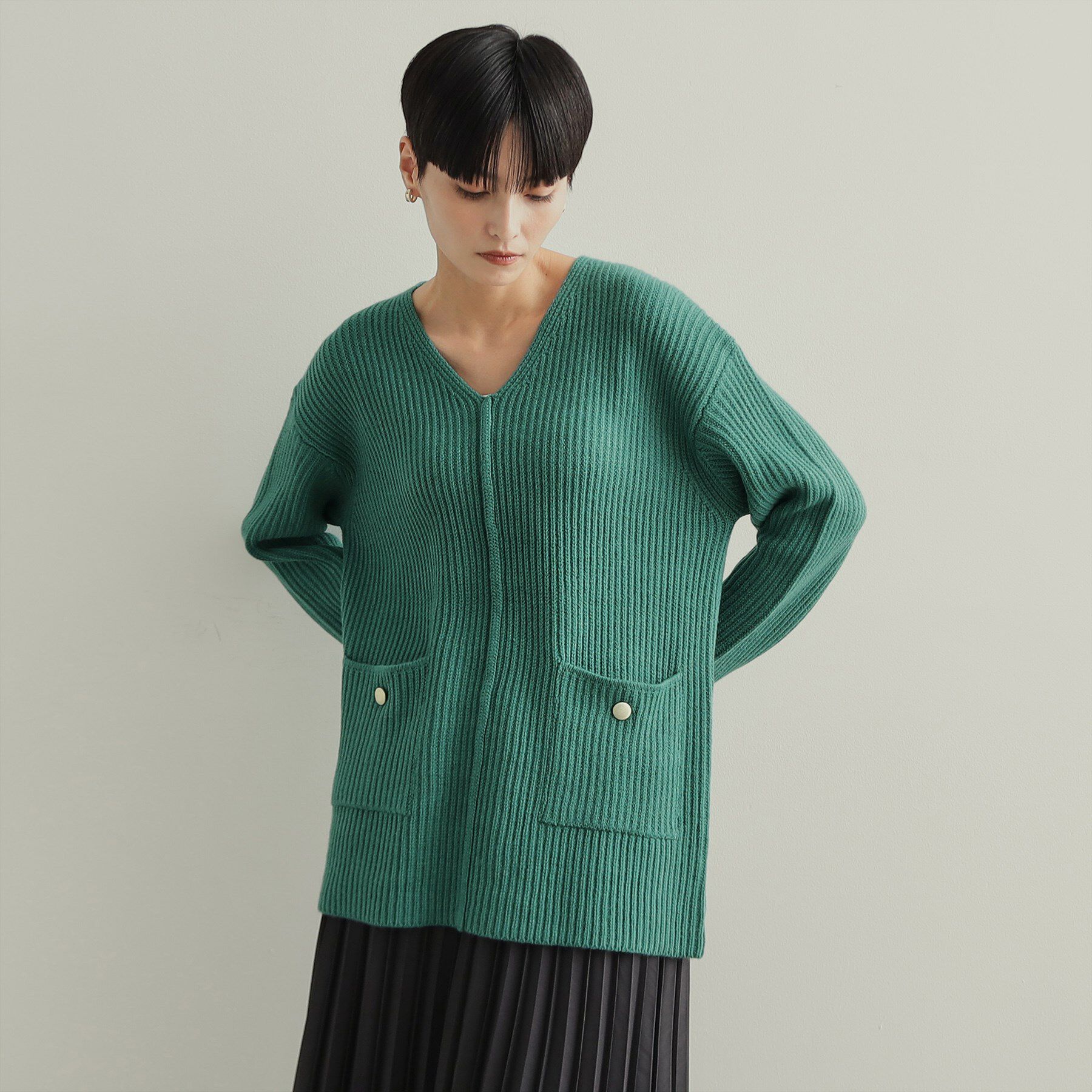 OPAQUE.CLIP「金ボタン付ポケットVネックニット【洗濯機洗い可】」|ニット・セーター|
