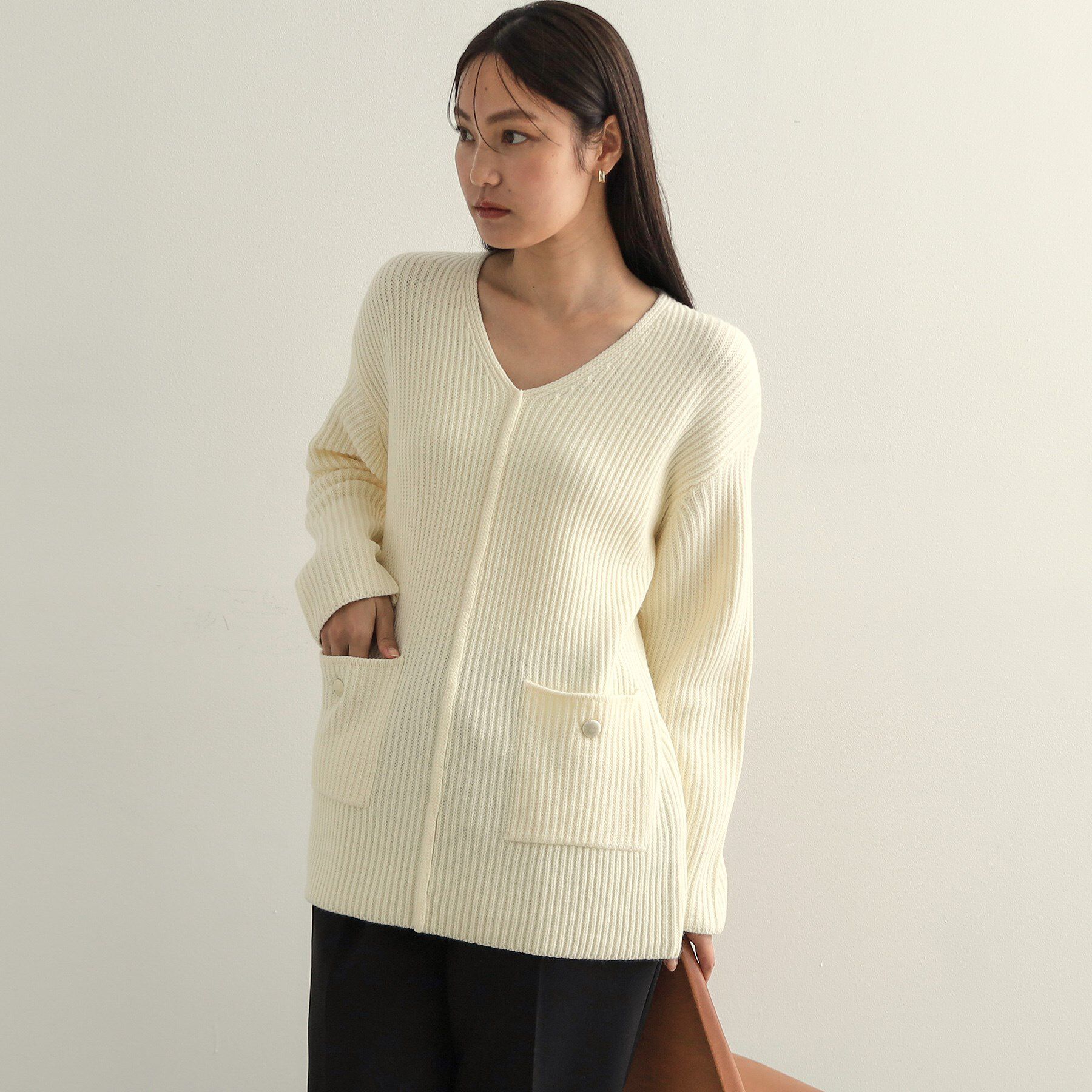 OPAQUE.CLIP「金ボタン付ポケットVネックニット【洗濯機洗い可】」|ニット・セーター|