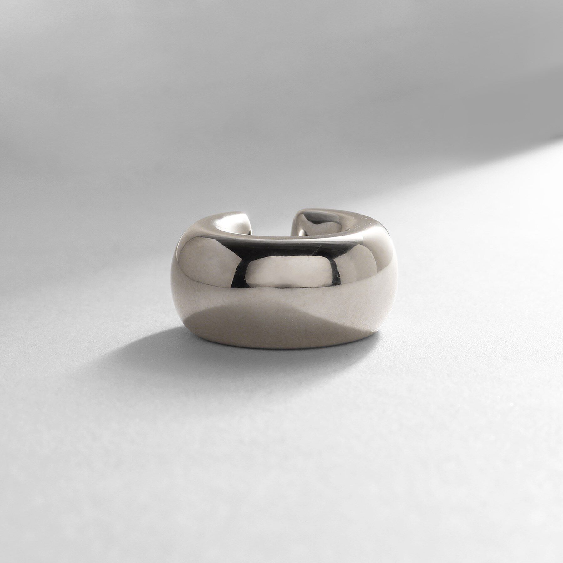 COCOSHNIK ONKITSCH「シルバー ホロウイヤーカフ ワイドフープ」|イヤリング|