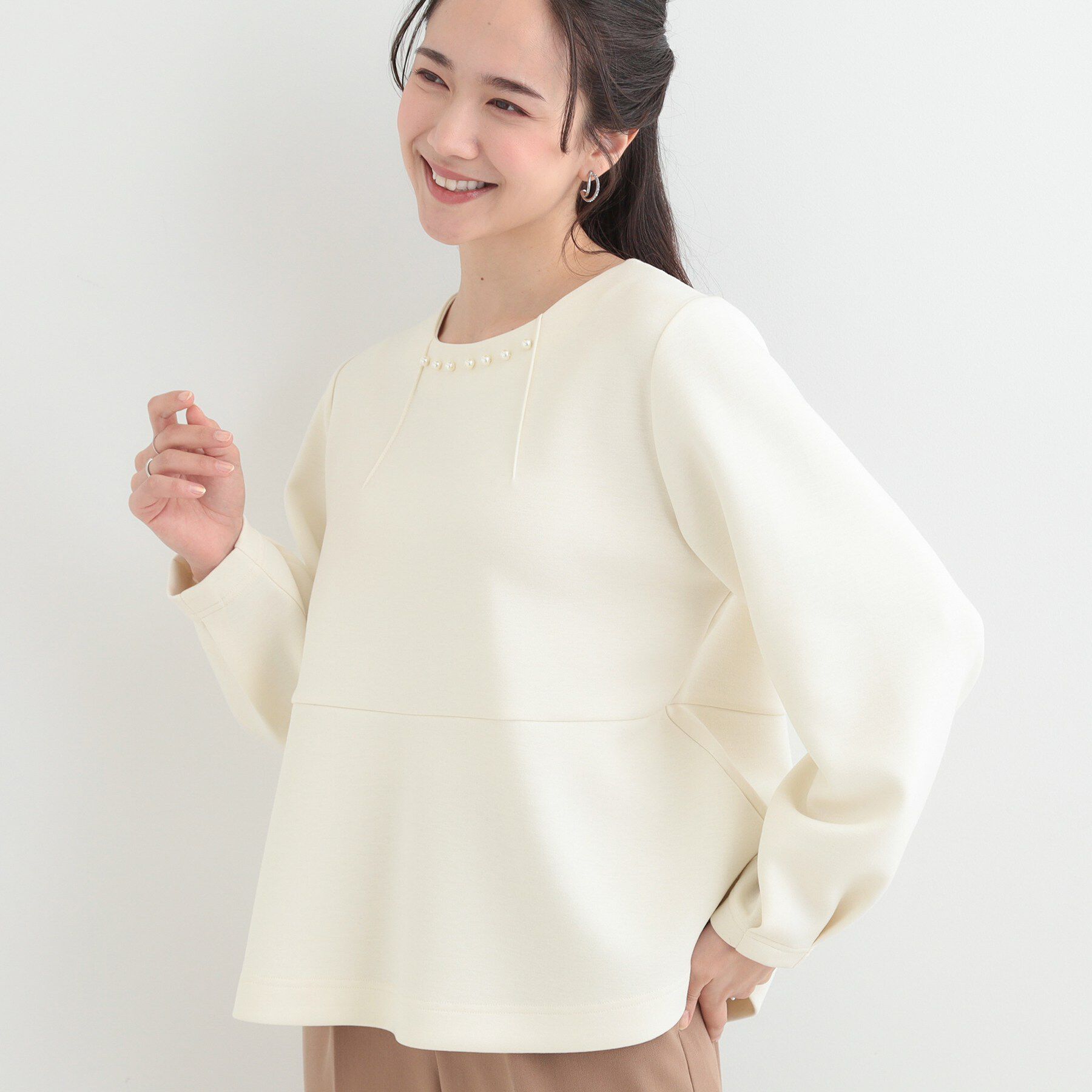 SHOO･LA･RUE「【S-LL/なめらかタッチ】 フェイクパール付きペプラムトップス」|Tシャツ・カットソー|アイボリー(004)