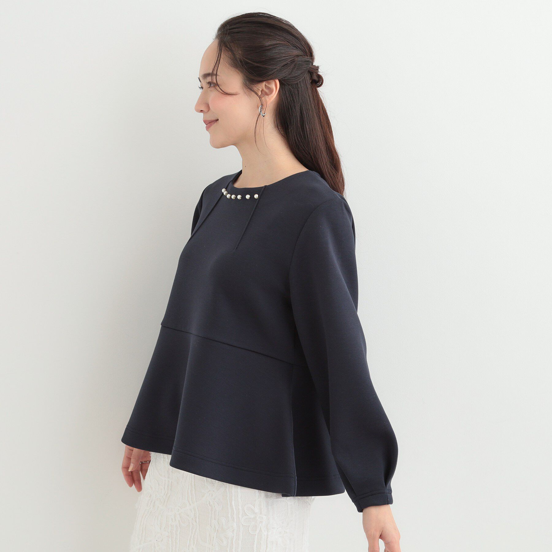 SHOO･LA･RUE「【S-LL/なめらかタッチ】 フェイクパール付きペプラムトップス」|Tシャツ・カットソー|