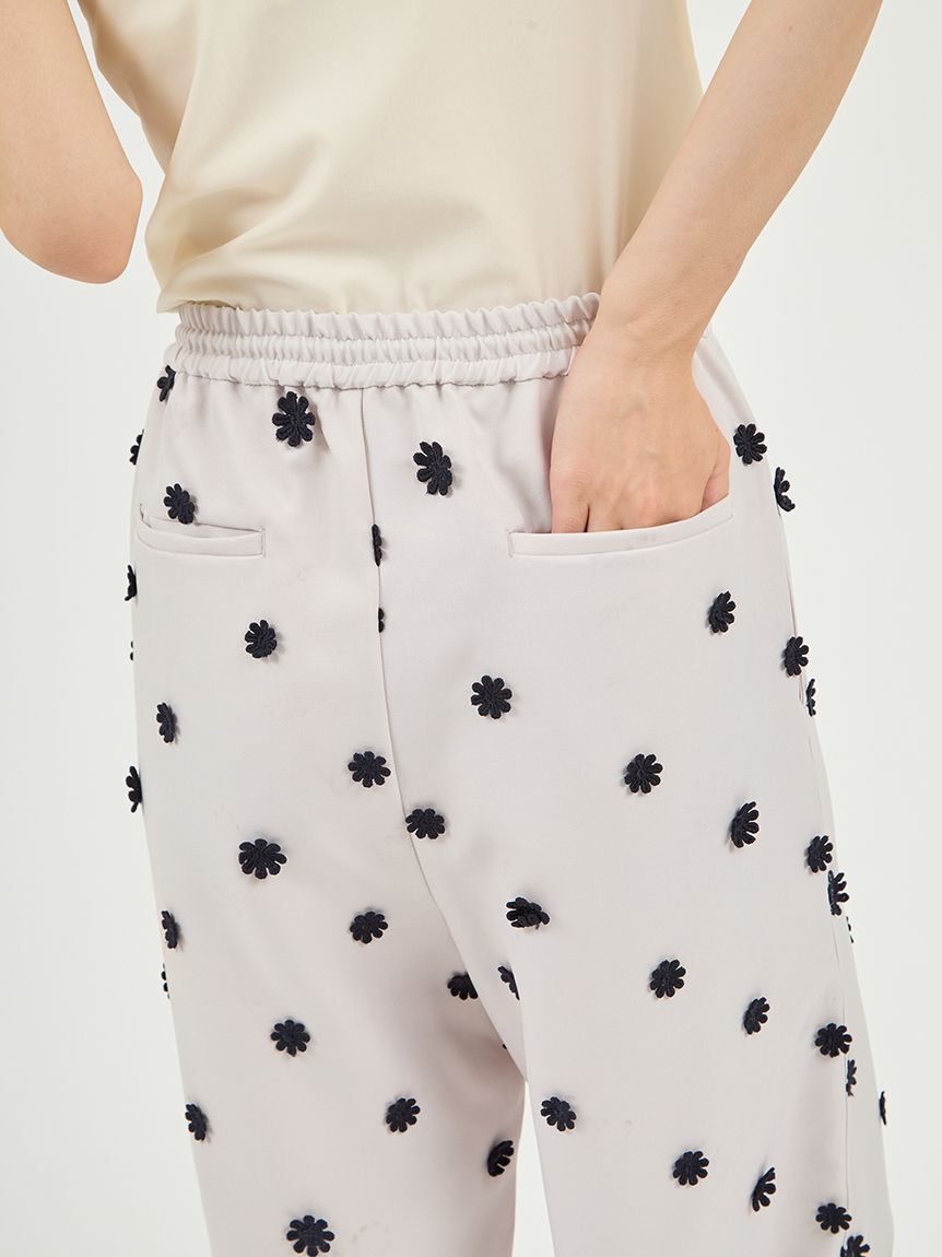 emmi atelier「フラワーエンブロイダリーウエストゴムパンツ」|チノ|