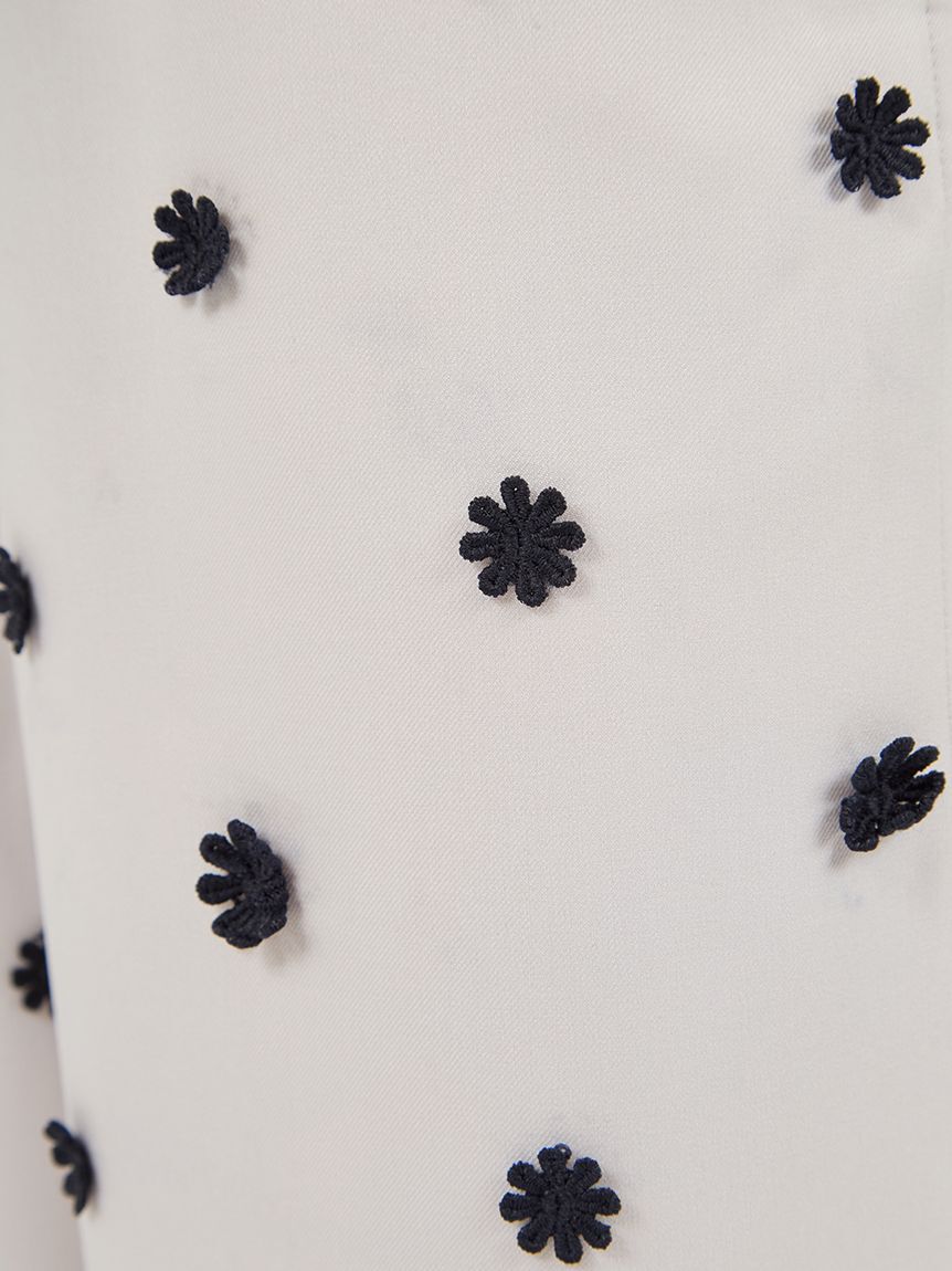 emmi atelier「フラワーエンブロイダリーウエストゴムパンツ」|チノ|