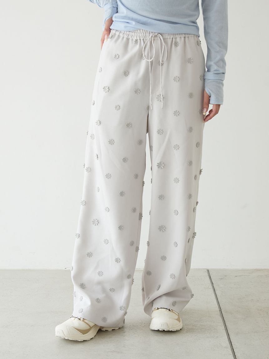 emmi atelier「フラワーエンブロイダリーウエストゴムパンツ」|チノ|