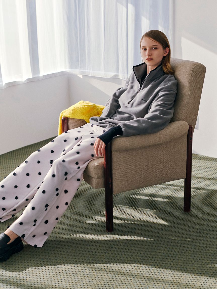 emmi atelier「フラワーエンブロイダリーウエストゴムパンツ」|チノ|