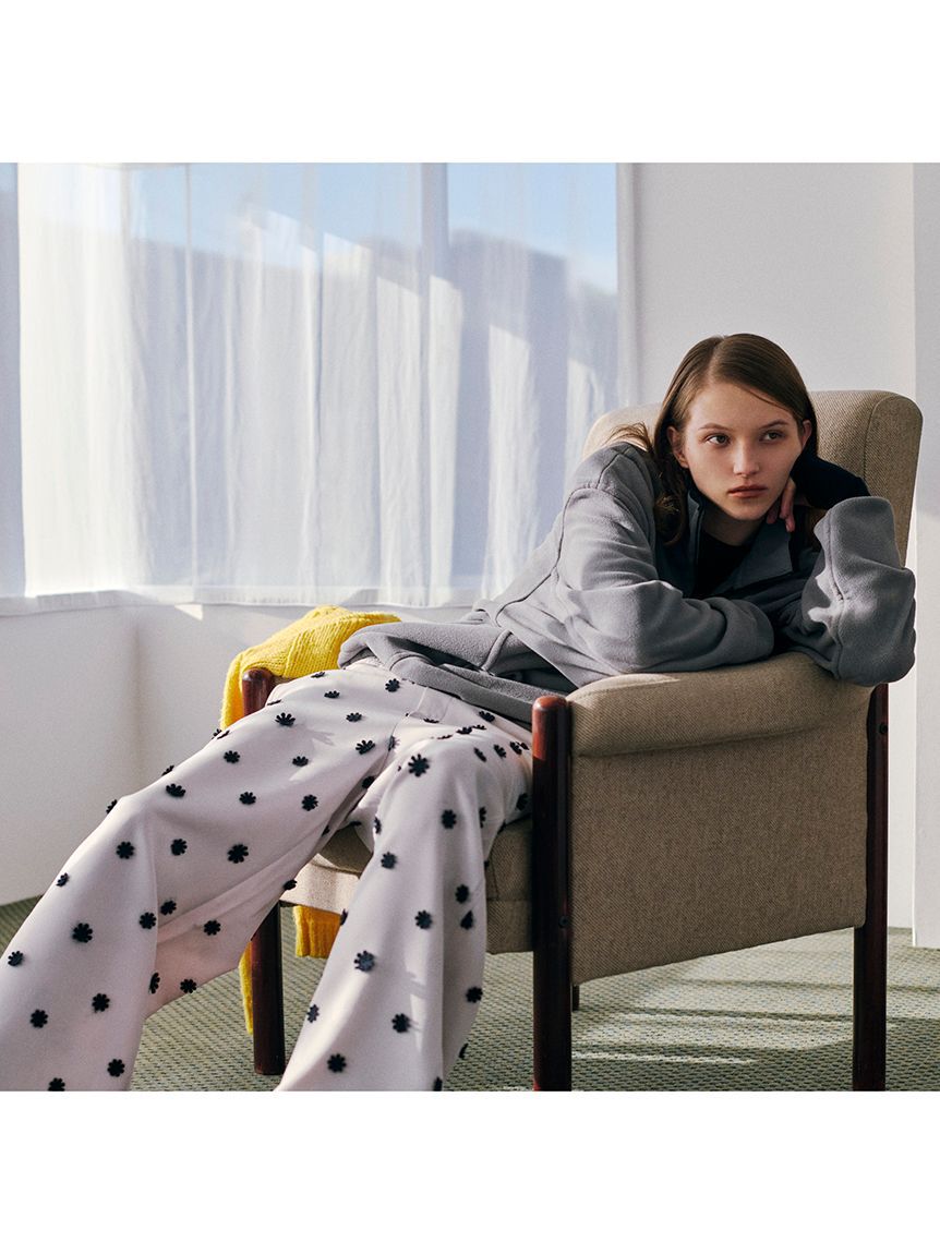 emmi atelier「フラワーエンブロイダリーウエストゴムパンツ」|チノ|