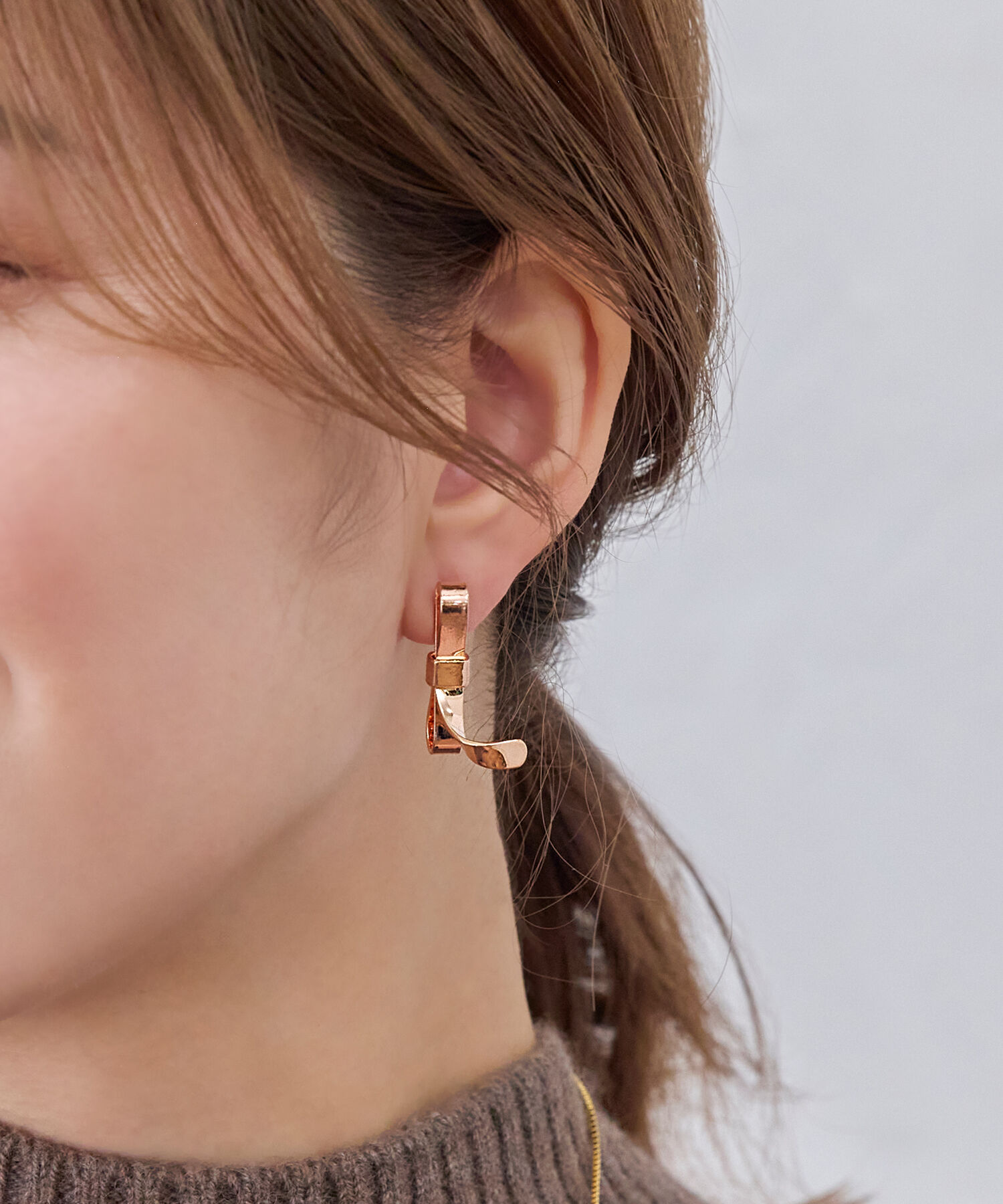 Phoebe「ニュアンスリボンピアス　ローズゴールド」|ピアス|