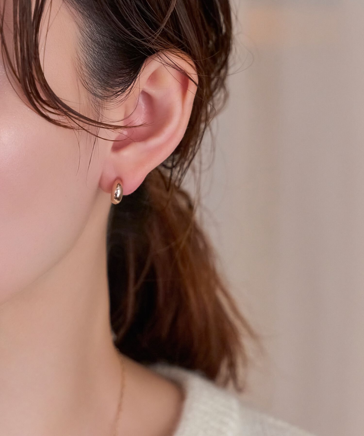 Phoebe「【金属アレルギー対応】ぷっくりフープセラミックピアス　シャンパンゴールド」|ピアス|