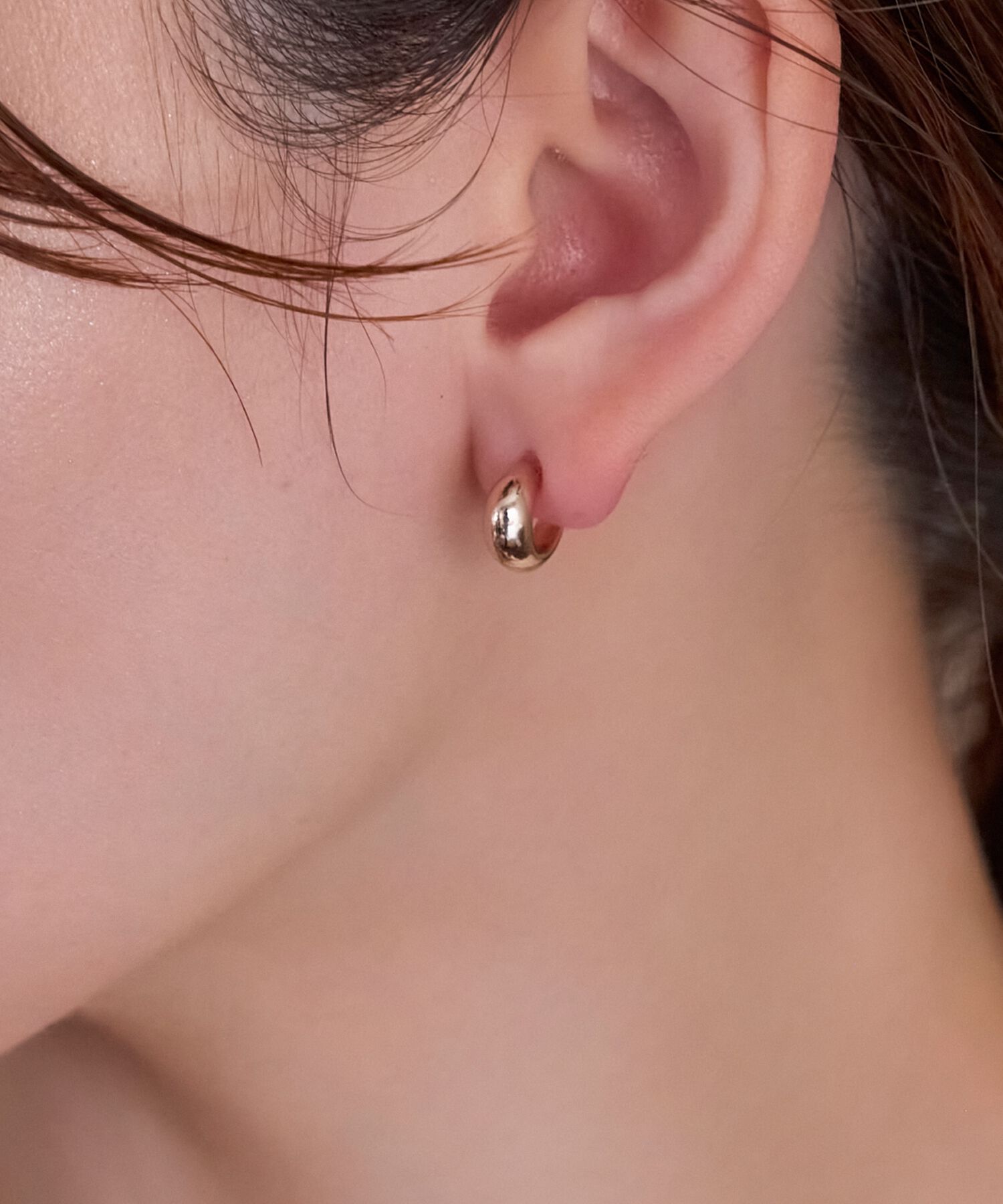 Phoebe「【金属アレルギー対応】ぷっくりフープセラミックピアス　シャンパンゴールド」|ピアス|