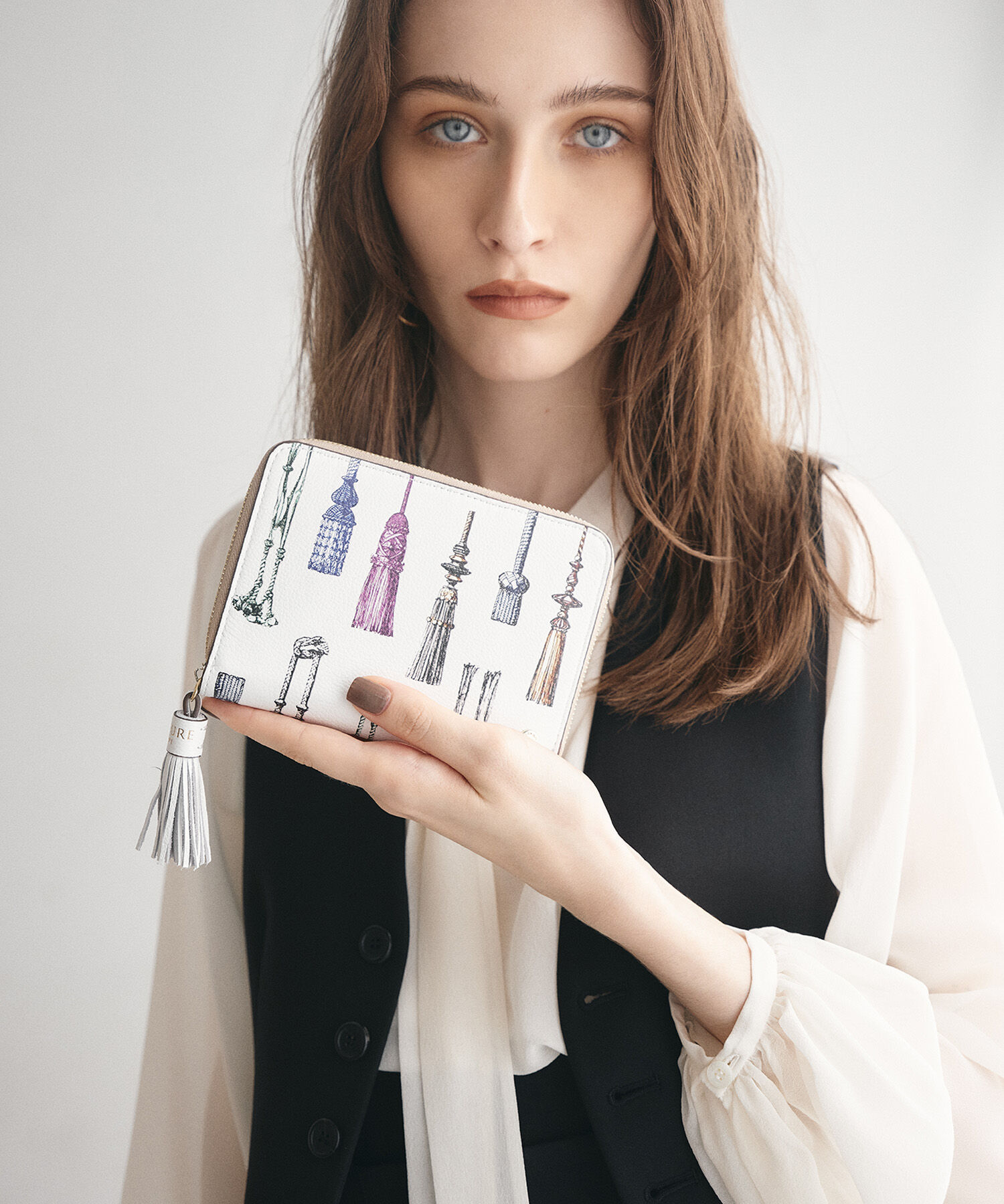 TOPKAPI TREASURE「【TREASURE TOPKAPI】シュリンクレザー タッセル プリント ラウンド 二つ折り財布 / パスポート ケース」|財布|ホワイト