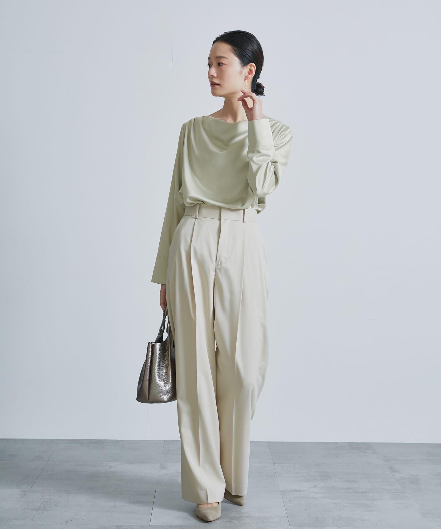 URBAN RESEARCH ROSSO「ドレープネックサテンブラウス」|シャツ・ブラウス|