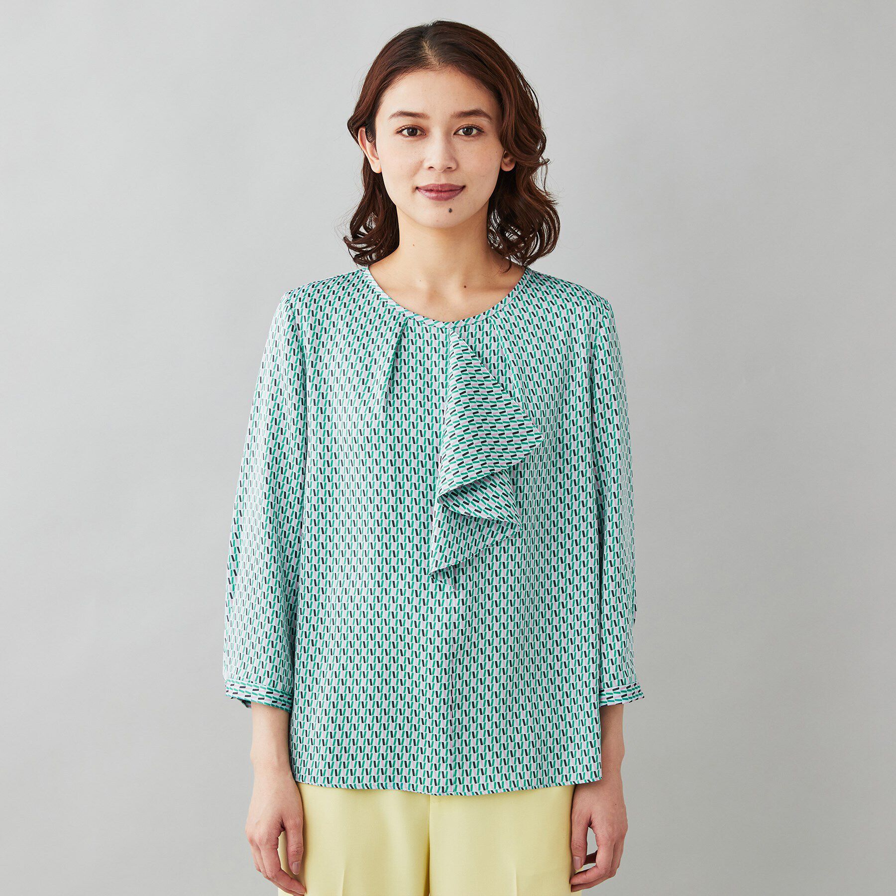 UNTITLED「【オフィスカジュアル】ジオメ柄＆無地 ラッフルブラウス」|シャツ・ブラウス|